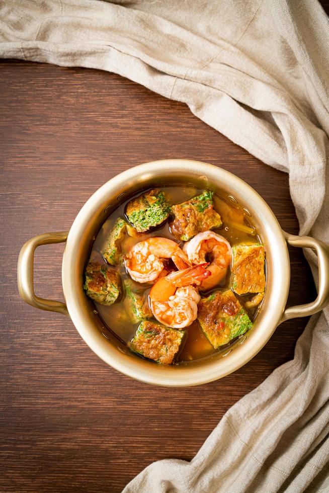 sopa agria de pasta de tamarindo con gambas y tortilla de verduras foto