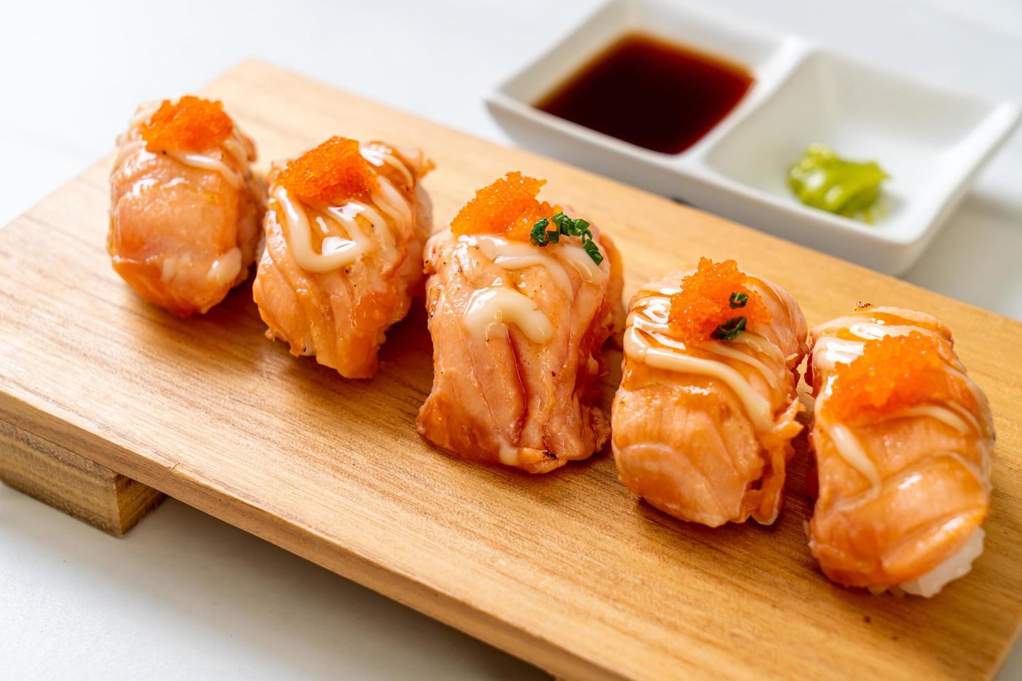 Sushi de salmón a la parrilla en una placa de madera - estilo de comida japonesa foto