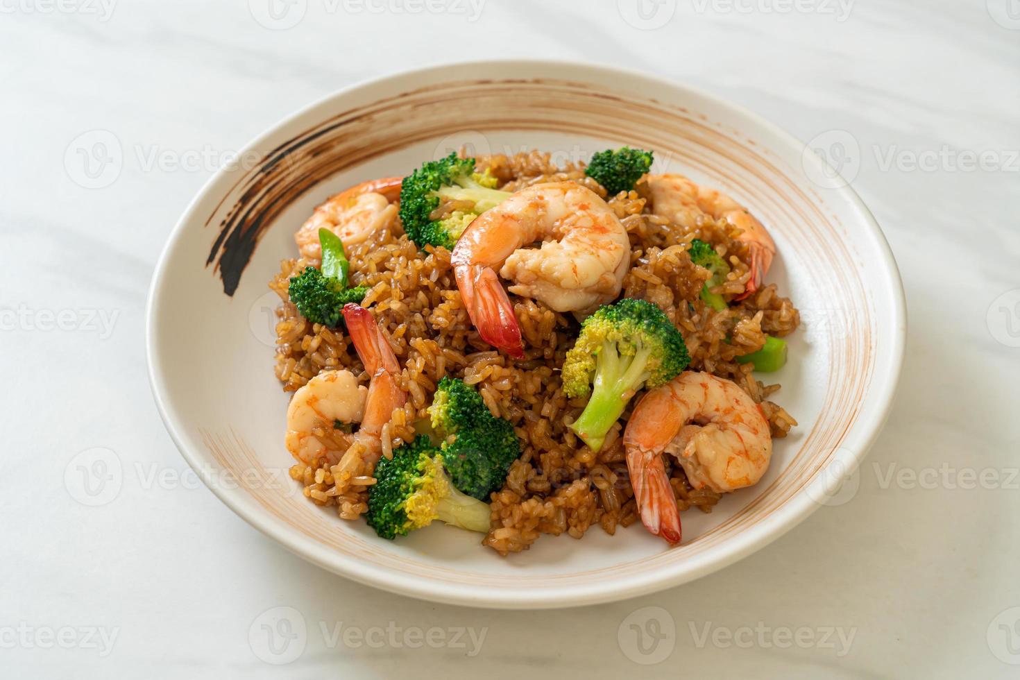 arroz frito con brócoli y camarones - estilo de comida casera foto