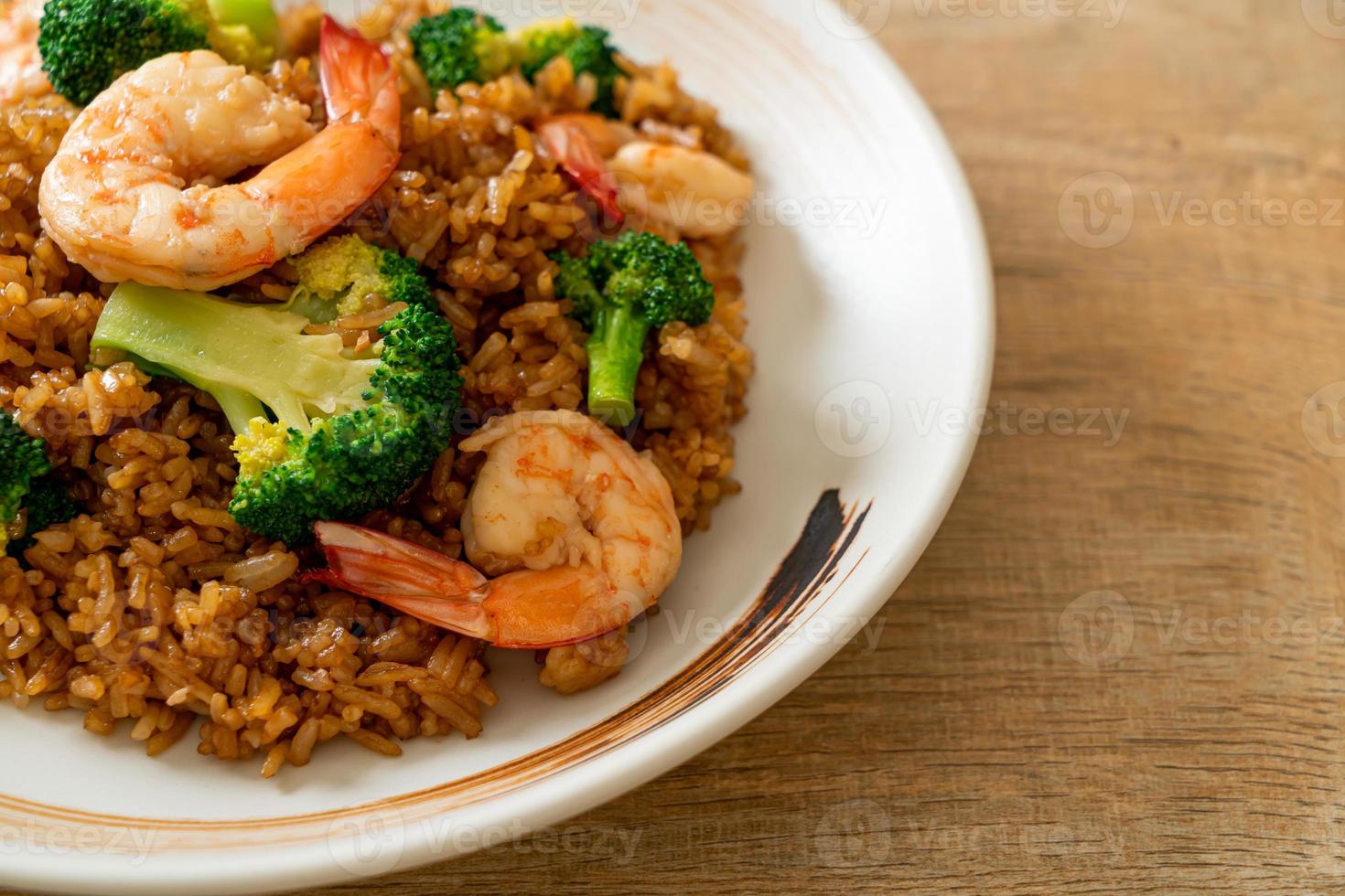 arroz frito con brócoli y camarones - estilo de comida casera foto