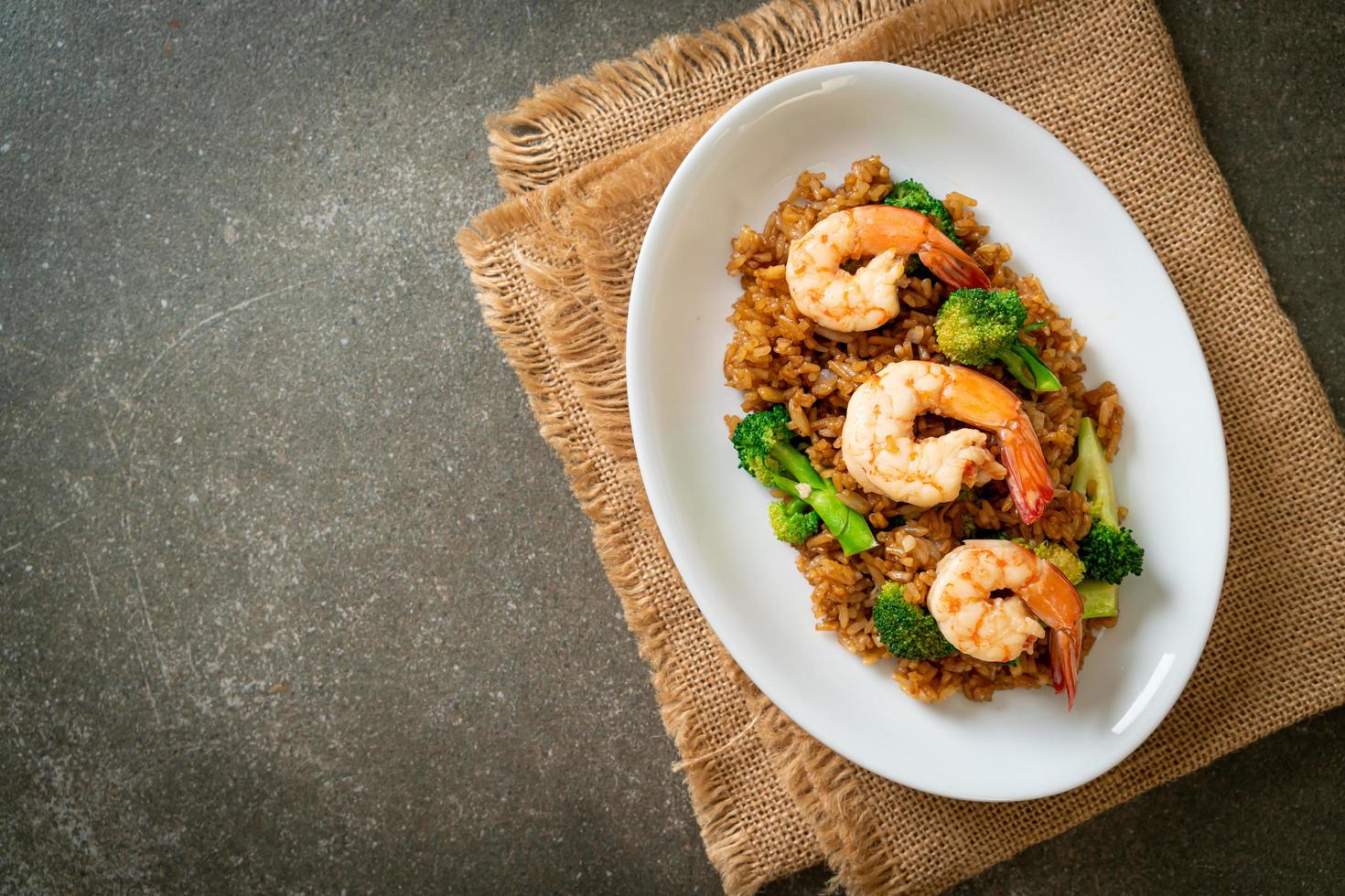 arroz frito con brócoli y camarones - estilo de comida casera foto