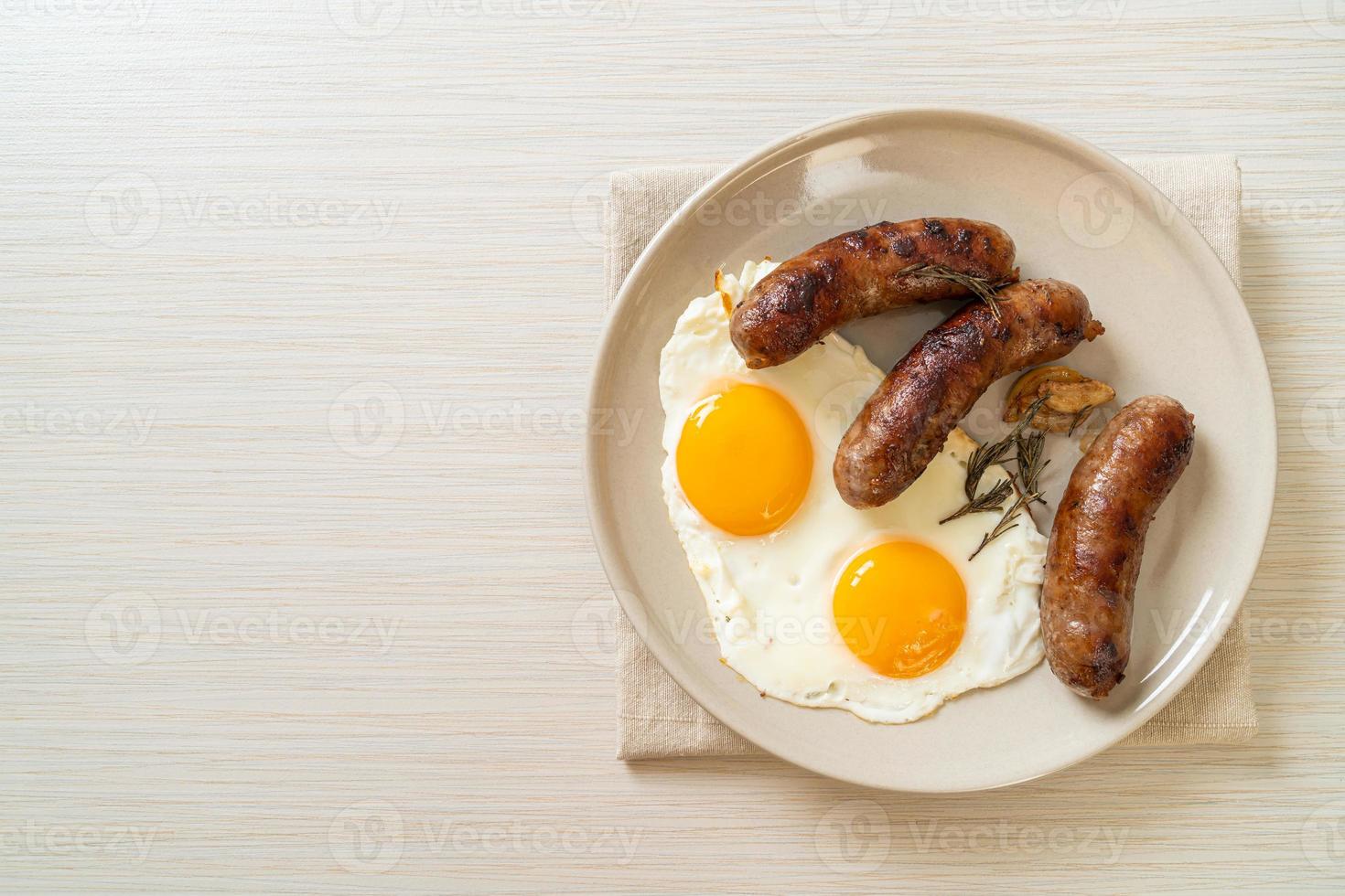 Doble huevo frito casero con salchicha de cerdo frita - para el desayuno foto