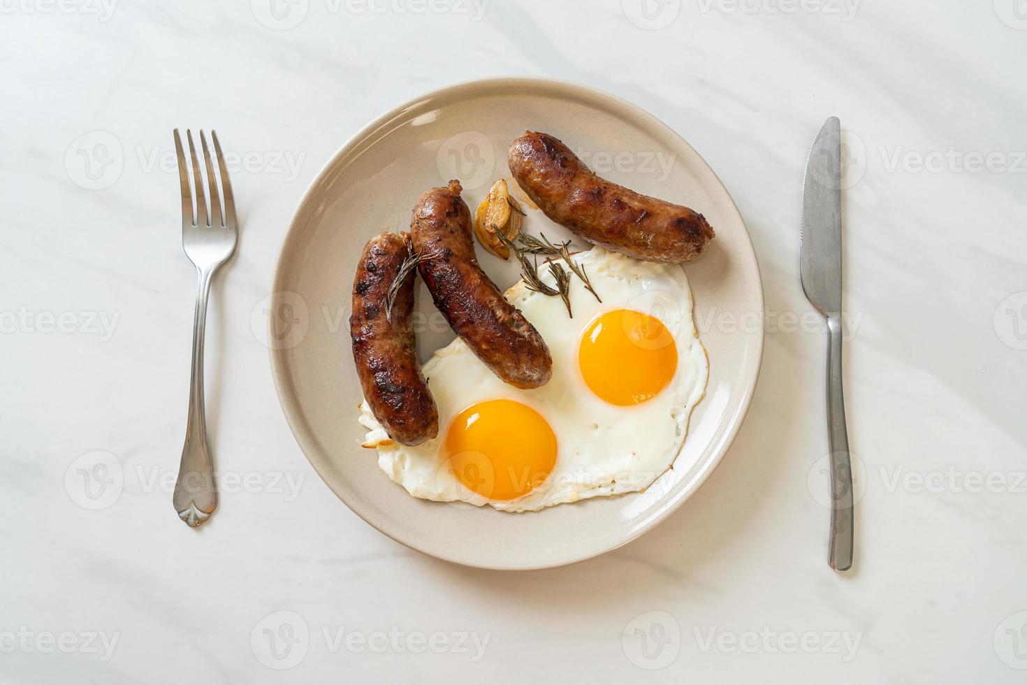 Doble huevo frito casero con salchicha de cerdo frita - para el desayuno foto