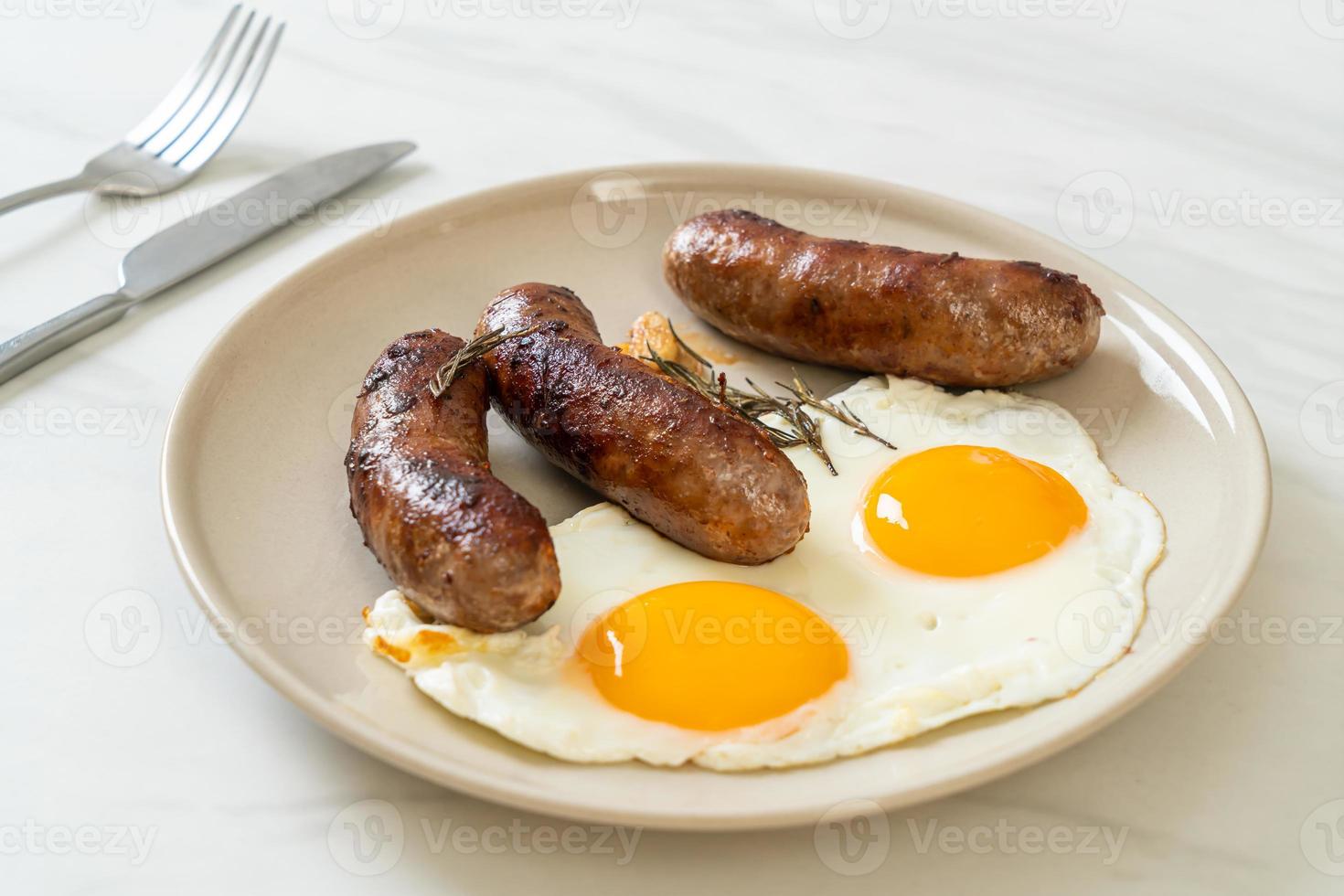 Doble huevo frito casero con salchicha de cerdo frita - para el desayuno foto