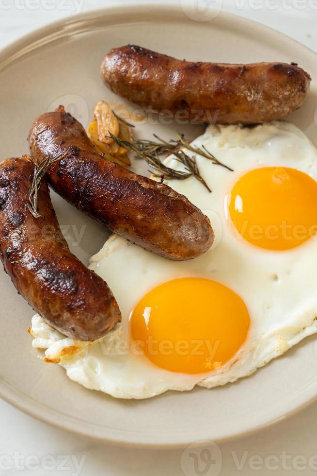 Doble huevo frito casero con salchicha de cerdo frita - para el desayuno foto