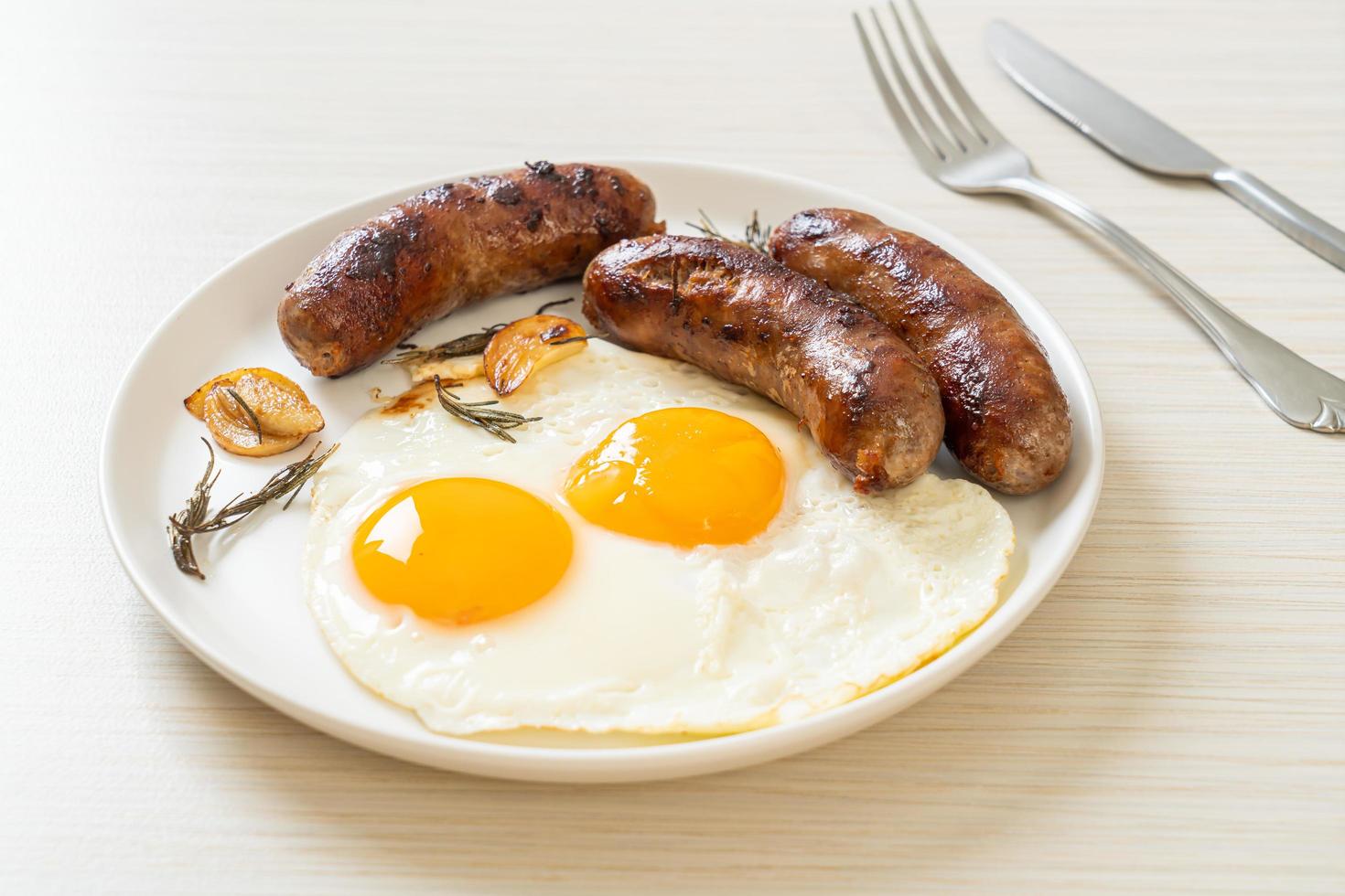 Doble huevo frito casero con salchicha de cerdo frita - para el desayuno foto