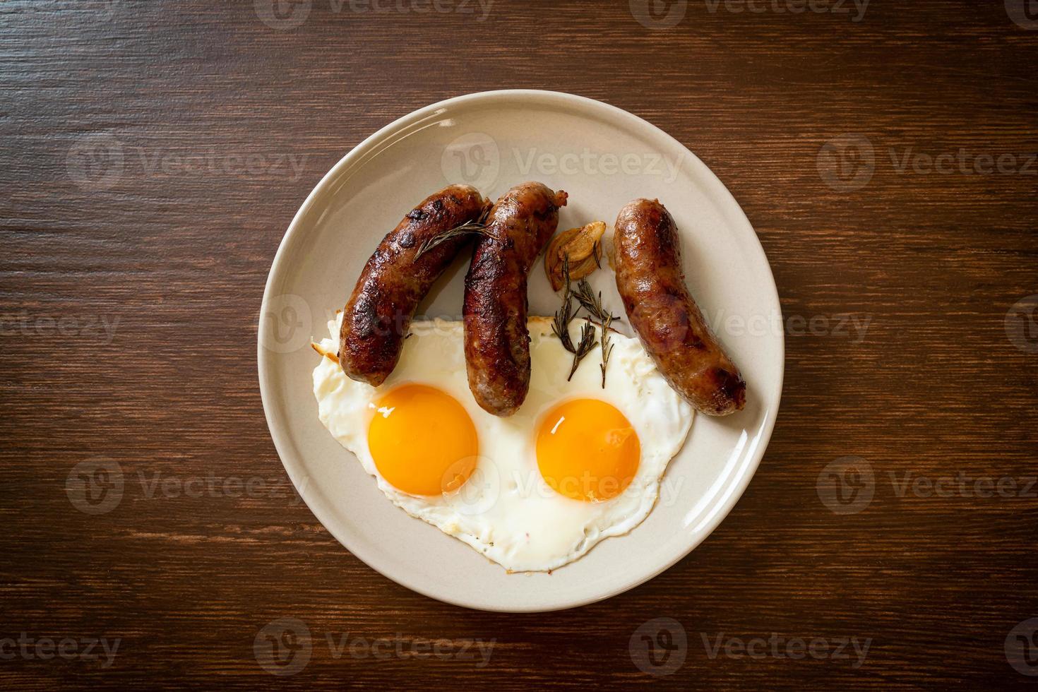 Doble huevo frito casero con salchicha de cerdo frita - para el desayuno foto