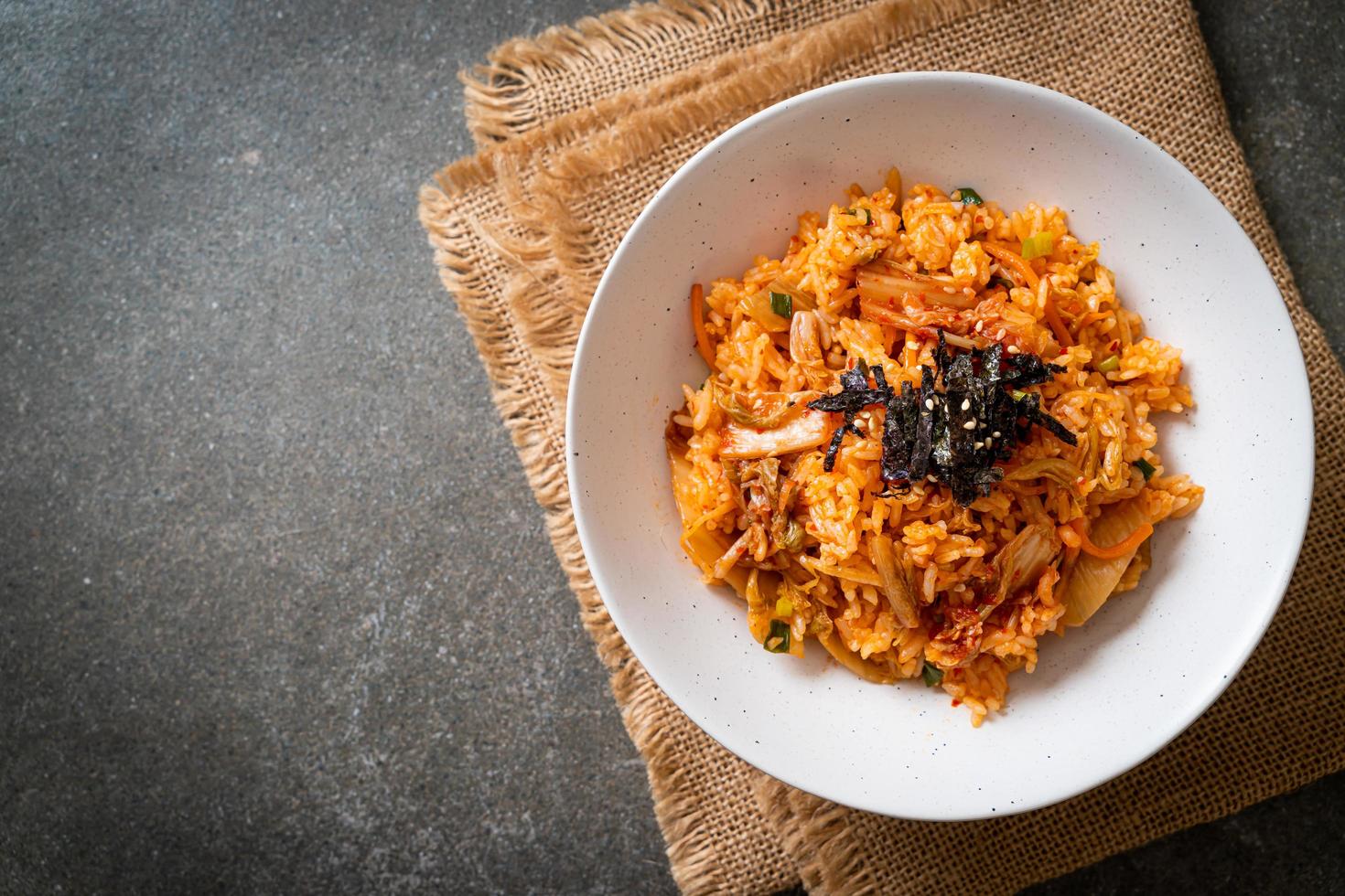 arroz frito con kimchi con algas y sésamo blanco - estilo de comida coreana foto