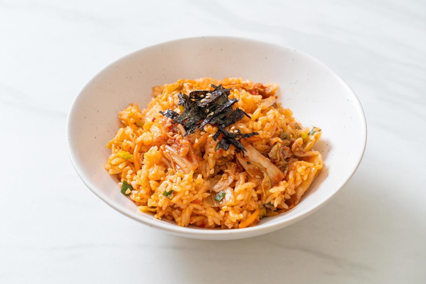 arroz frito con kimchi con algas y sésamo blanco - estilo de comida coreana foto