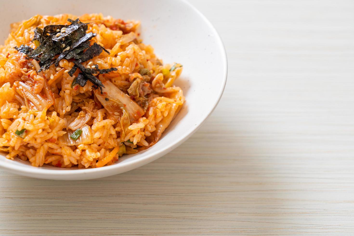 arroz frito con kimchi con algas y sésamo blanco - estilo de comida coreana foto