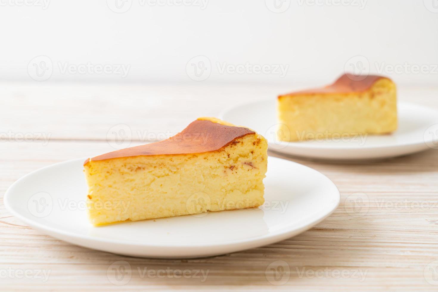 Tarta de queso quemada casera en una placa blanca. foto