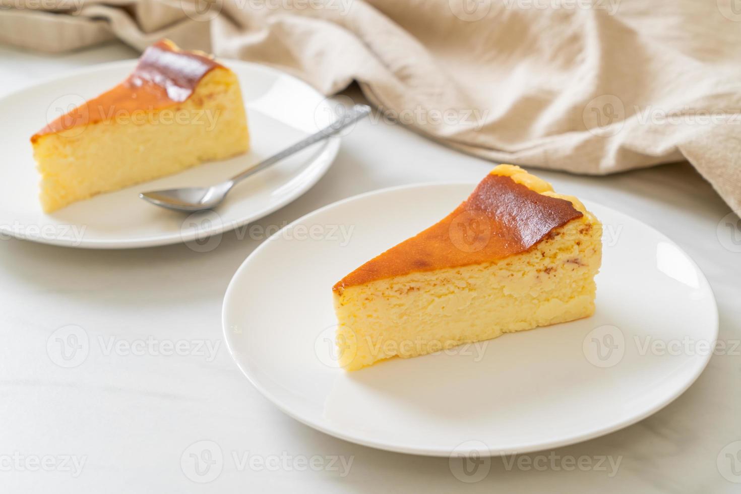 Tarta de queso quemada casera en una placa blanca. foto