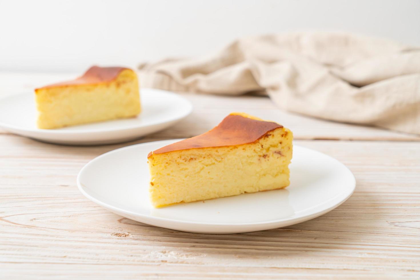 Tarta de queso quemada casera en una placa blanca. foto