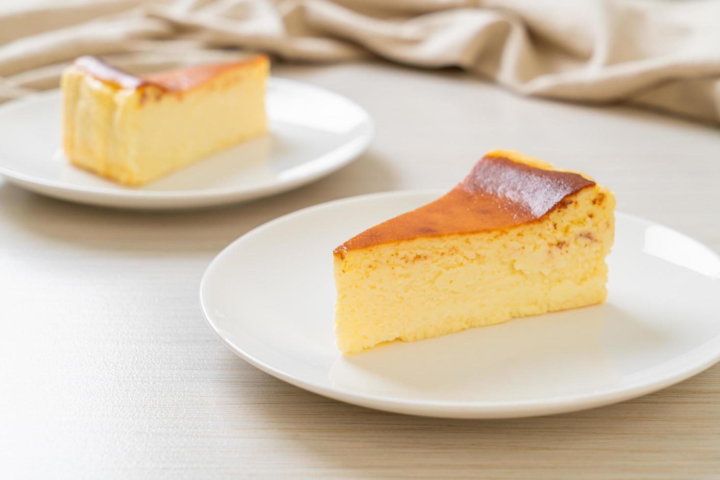 Tarta de queso quemada casera en una placa blanca. foto