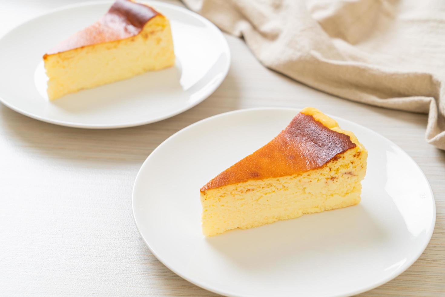 Tarta de queso quemada casera en una placa blanca. foto