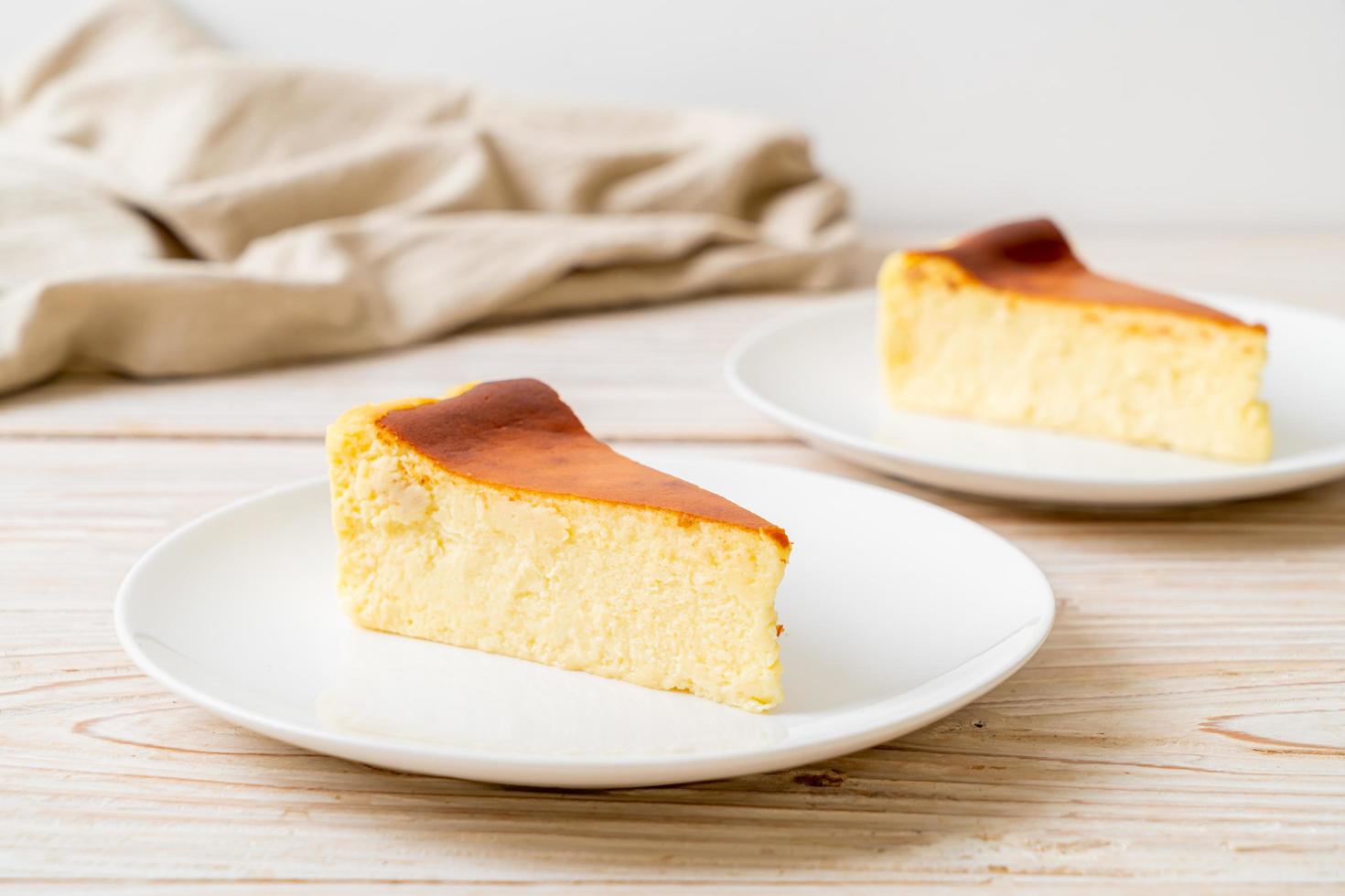 Tarta de queso quemada casera en una placa blanca. foto