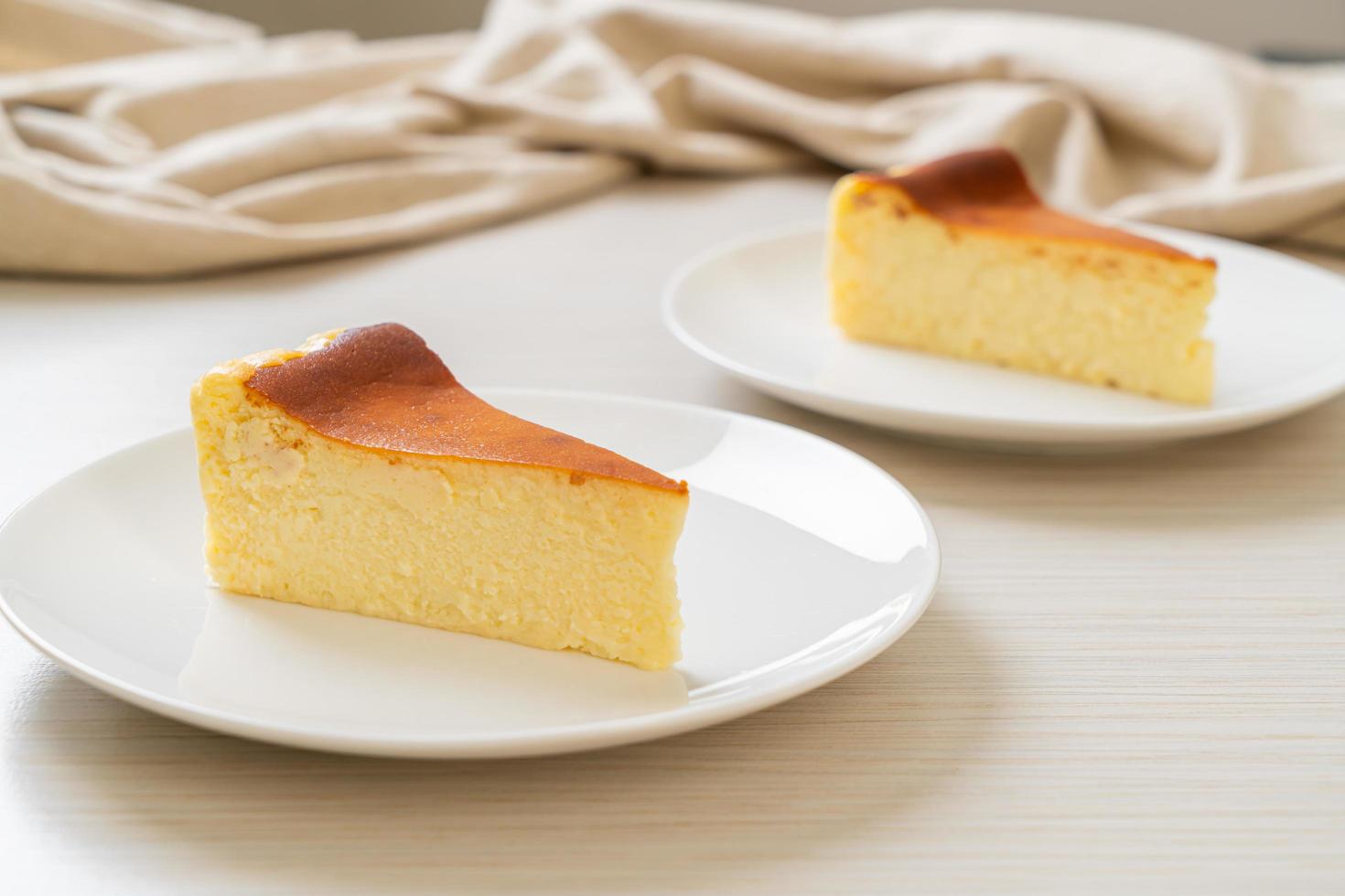 Tarta de queso quemada casera en una placa blanca. foto