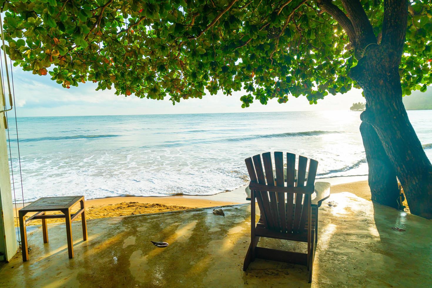 Sillas de madera vacías con fondo de mar de playa foto