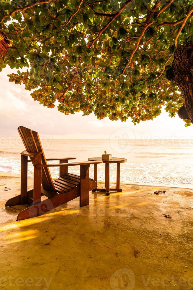 Sillas de madera vacías con fondo de mar de playa foto