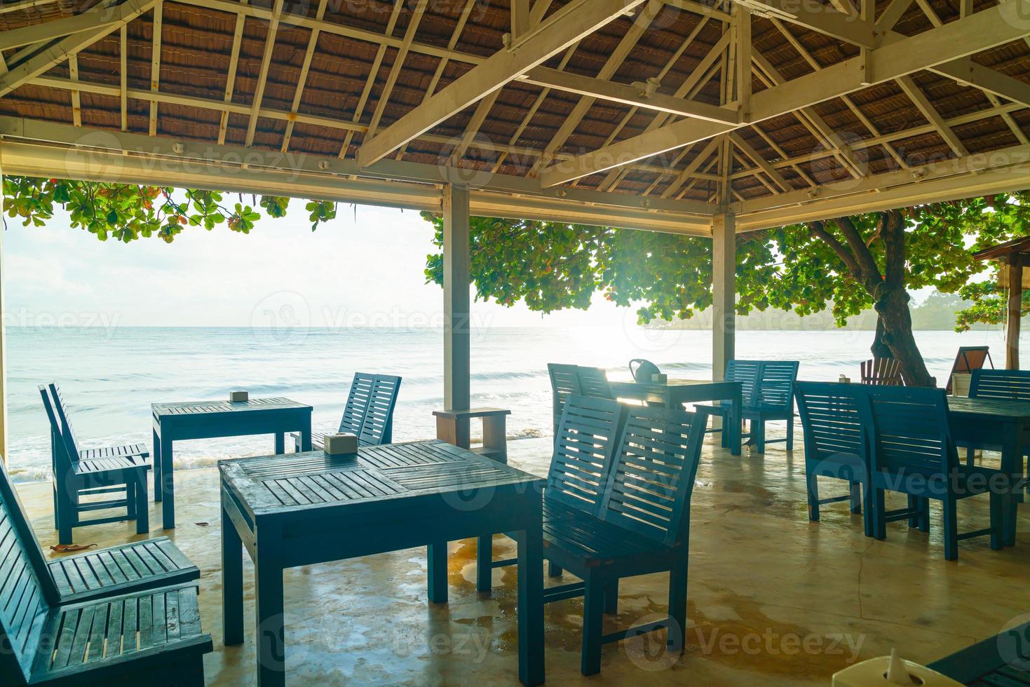 Sillas de madera vacías con fondo de mar de playa foto