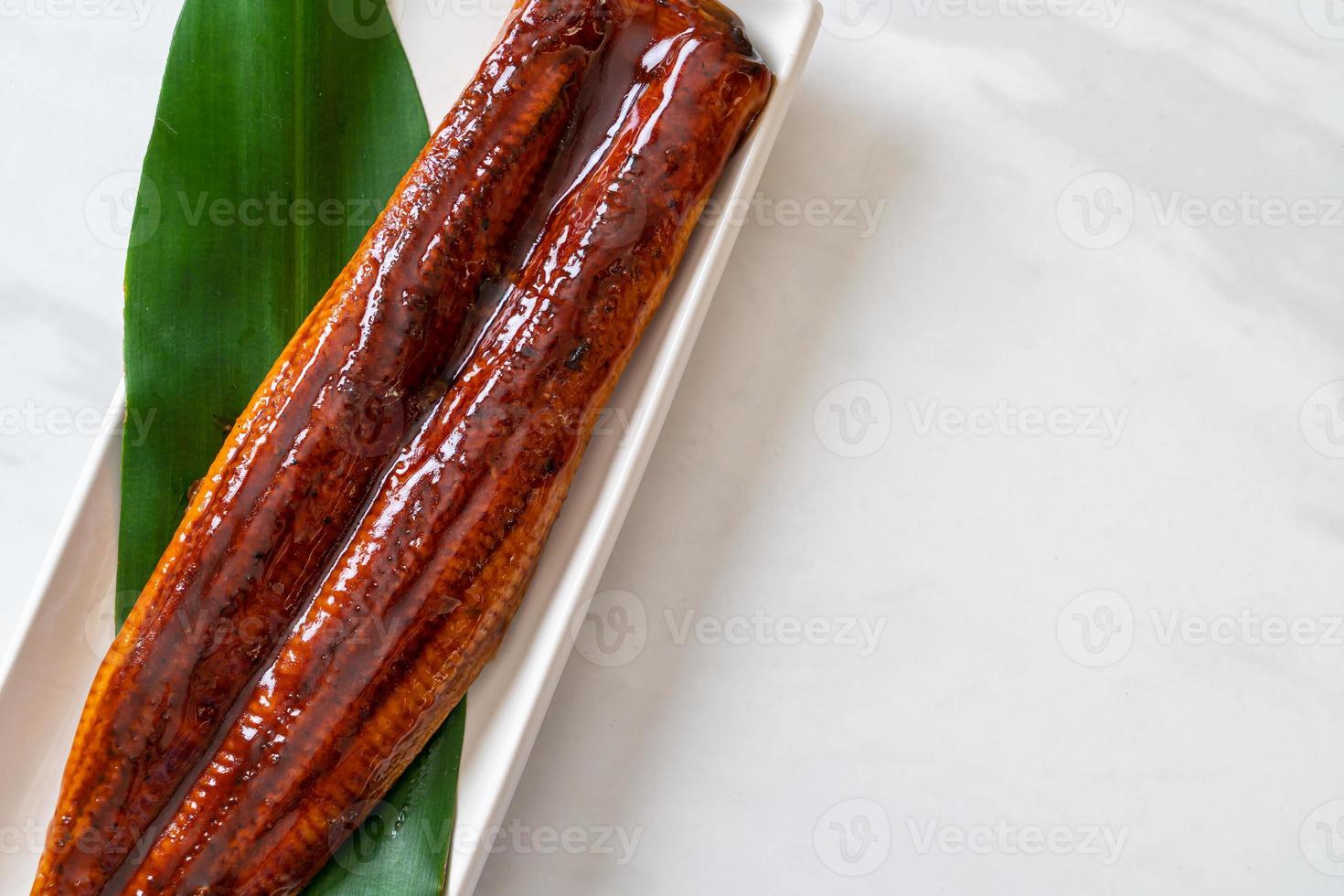 Anguila a la plancha o unagi a la plancha con salsa - kabayaki - comida japonesa foto