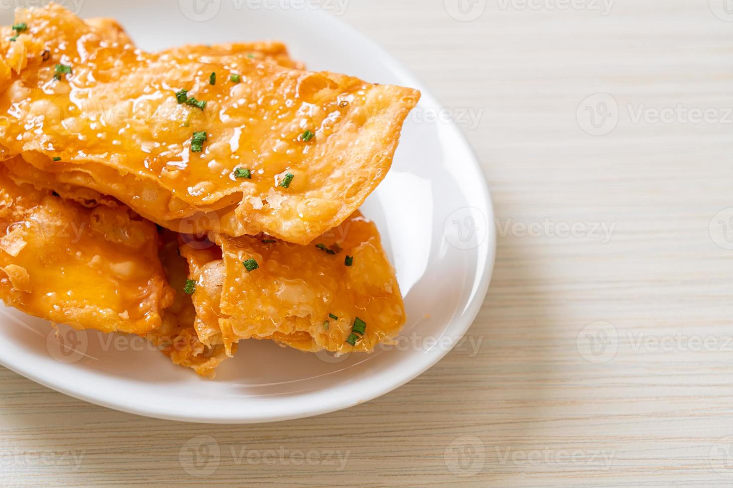 Roti crujiente con azúcar en un plato foto