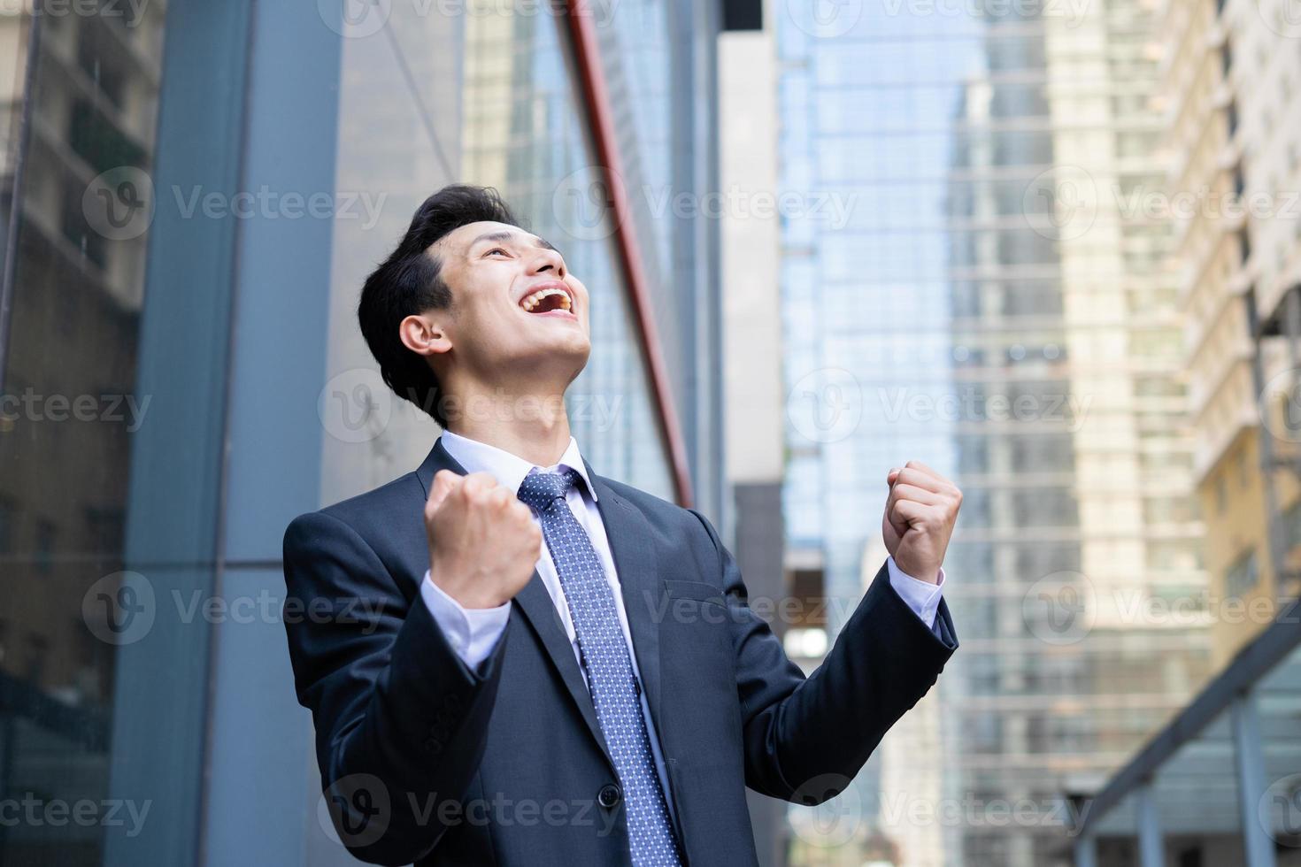 Retrato de joven empresario asiático fuera de la oficina foto