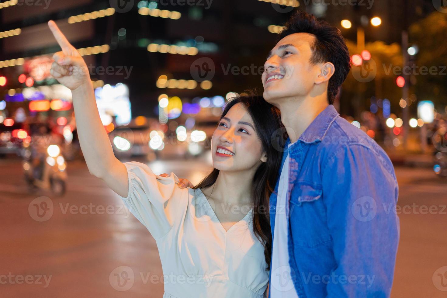 Joven pareja asiática caminando por la calle por la noche 2874793 Foto de stock en Vecteezy Joven pareja asiática caminando por la calle por la noche 2874793 Foto de stock en Vecteezy