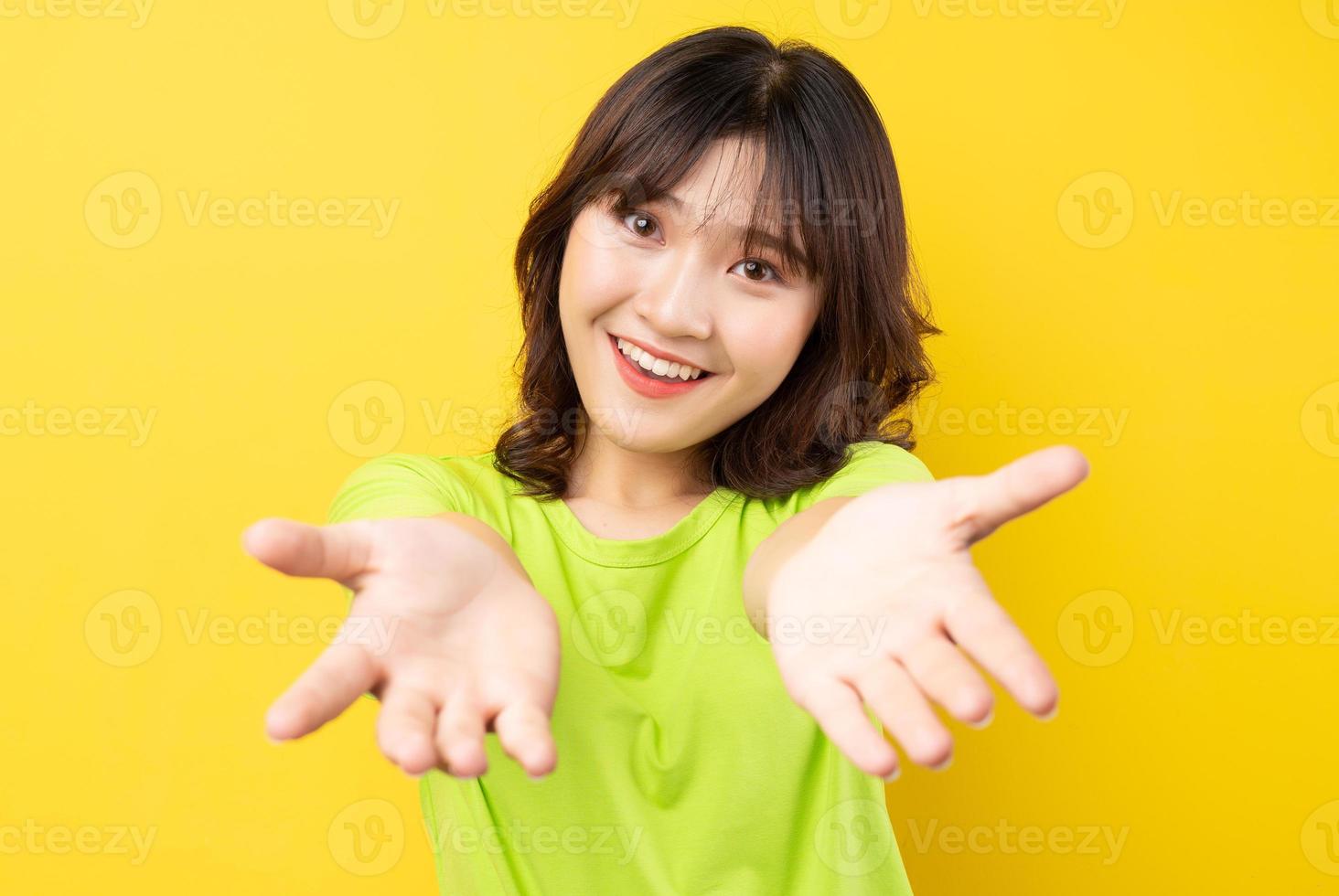 joven asiática con expresiones y gestos en el fondo foto