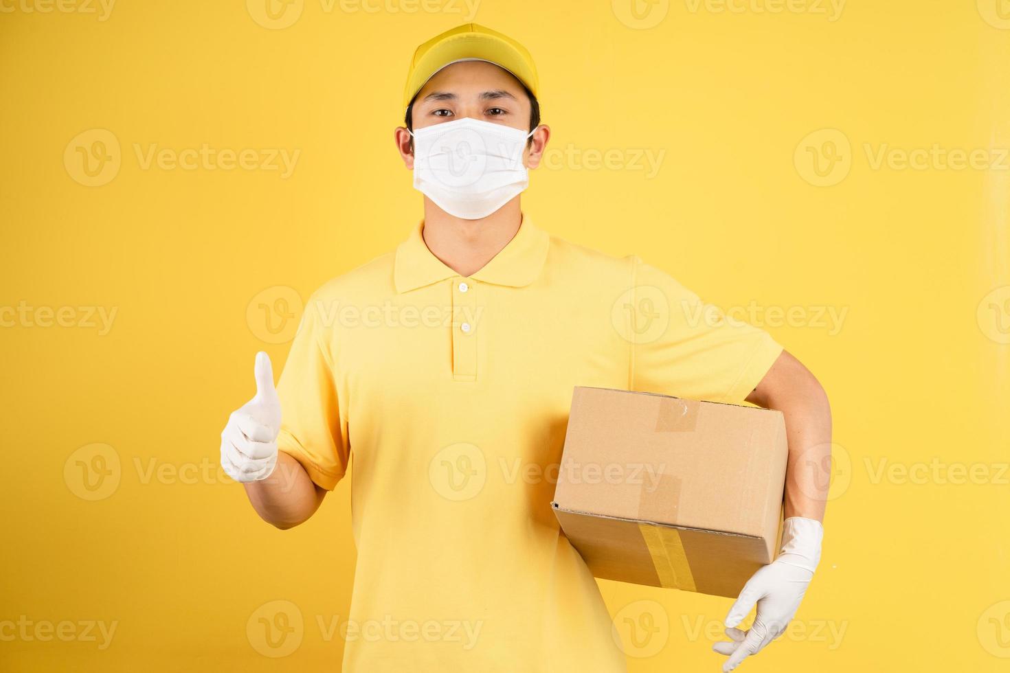 Retrato de repartidor masculino con máscara durante la temporada epidémica en el fondo foto