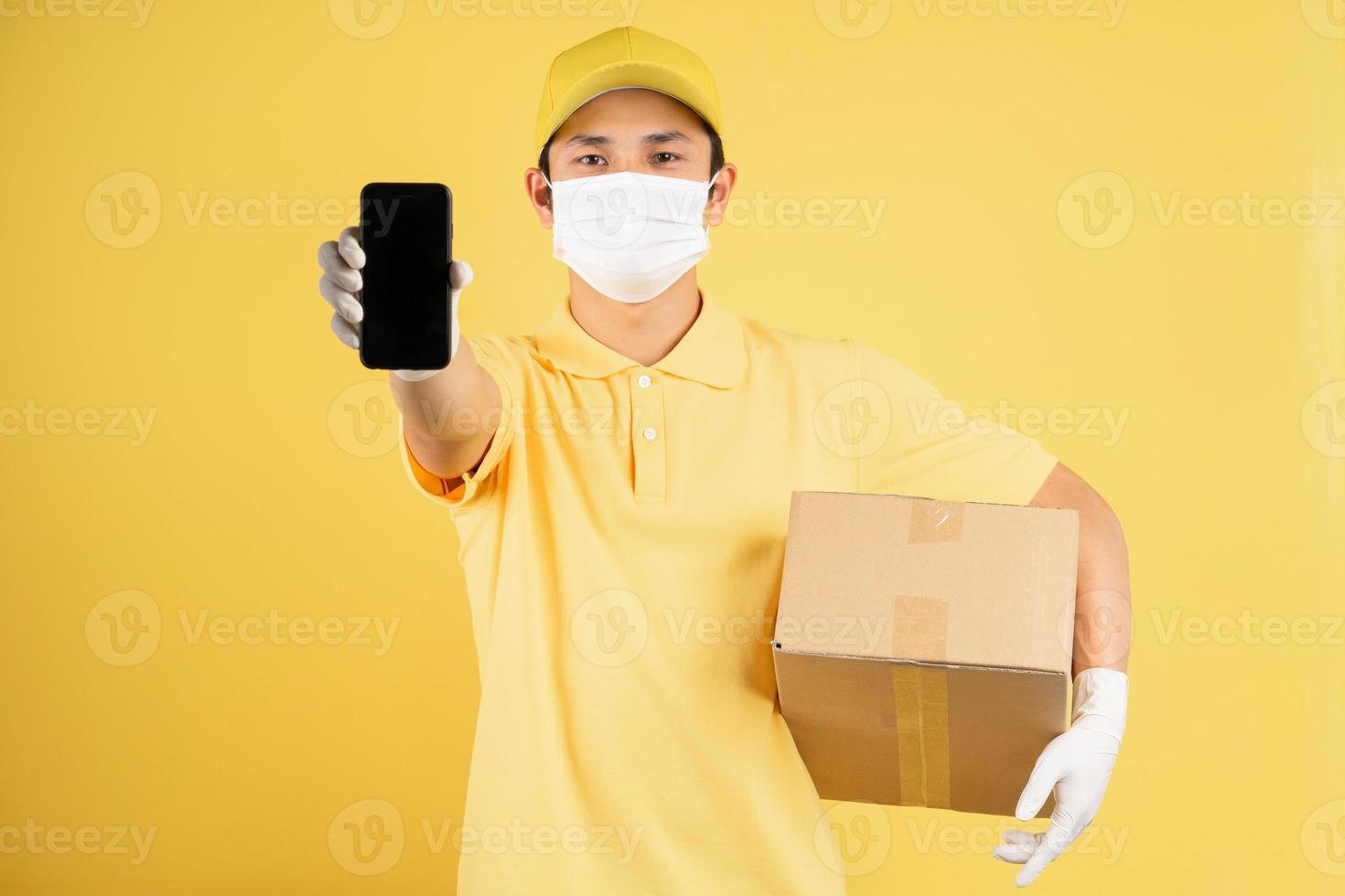 Retrato de repartidor masculino con máscara durante la temporada epidémica en el fondo foto