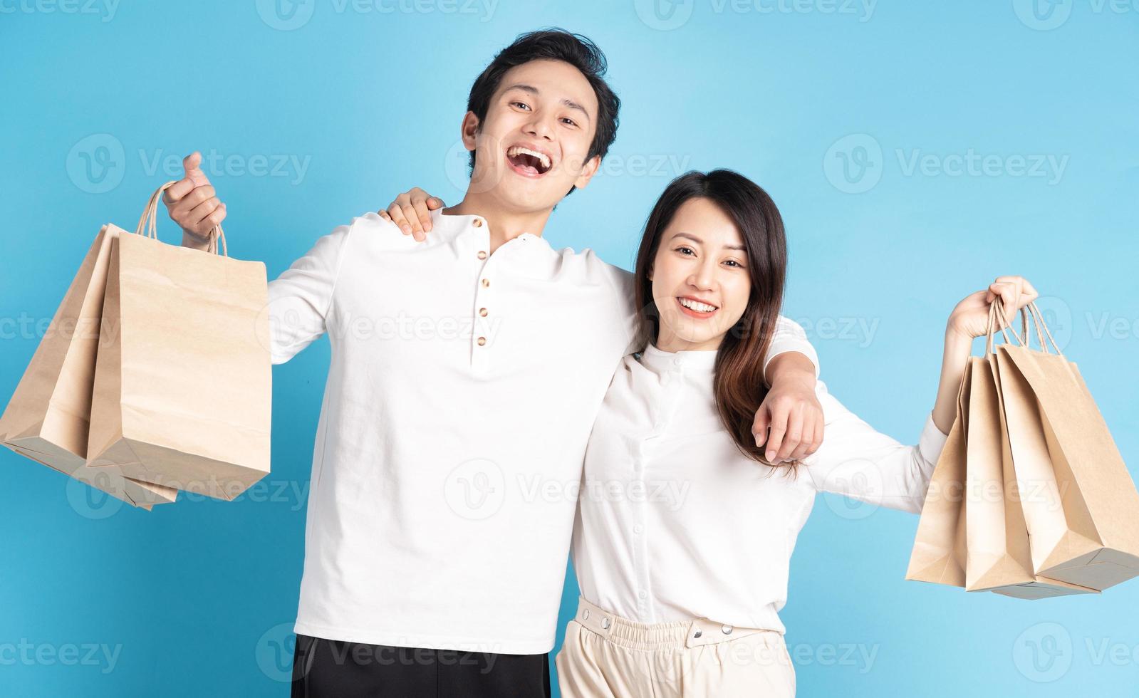 feliz, joven, pareja asiática, felizmente, ir de compras foto