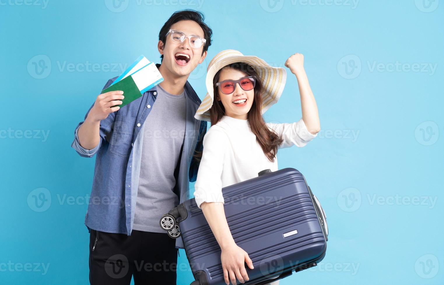 joven pareja asiática viajando felizmente juntos foto