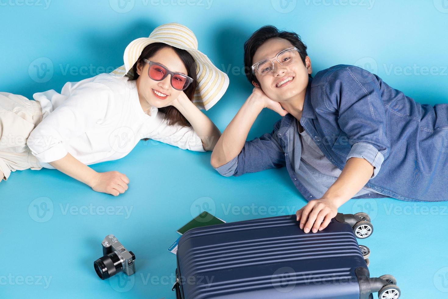 joven pareja asiática viajando felizmente juntos foto