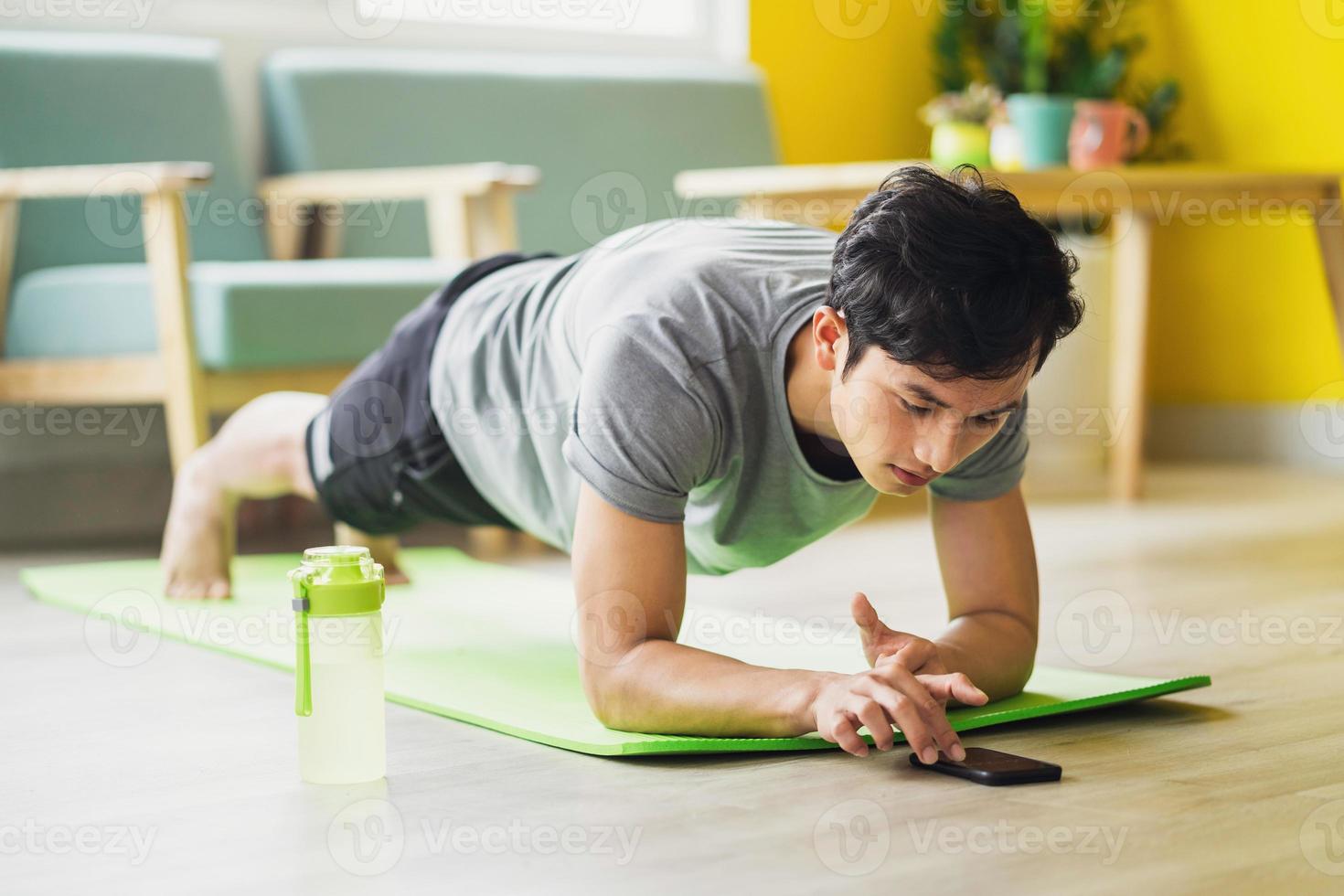 hombre asiático, hacer ejercicio, en casa foto