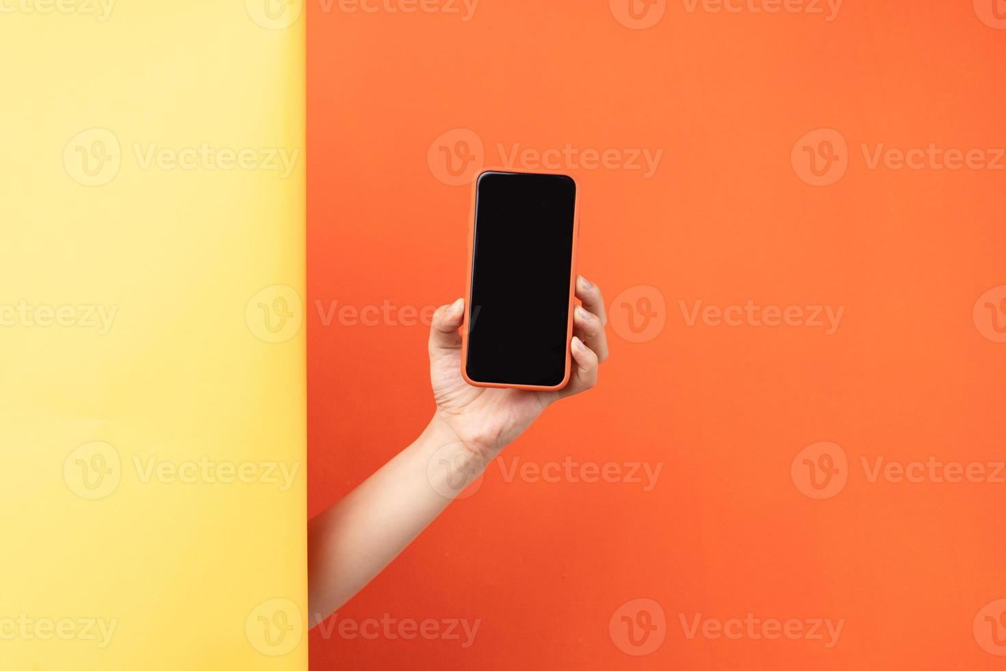 imagen del brazo de la mujer sosteniendo un teléfono con una pantalla en blanco foto