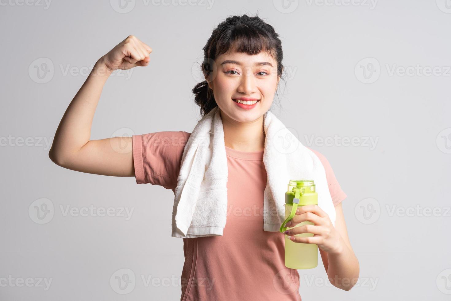 Joven mujer asiática haciendo ejercicio sobre fondo blanco. foto