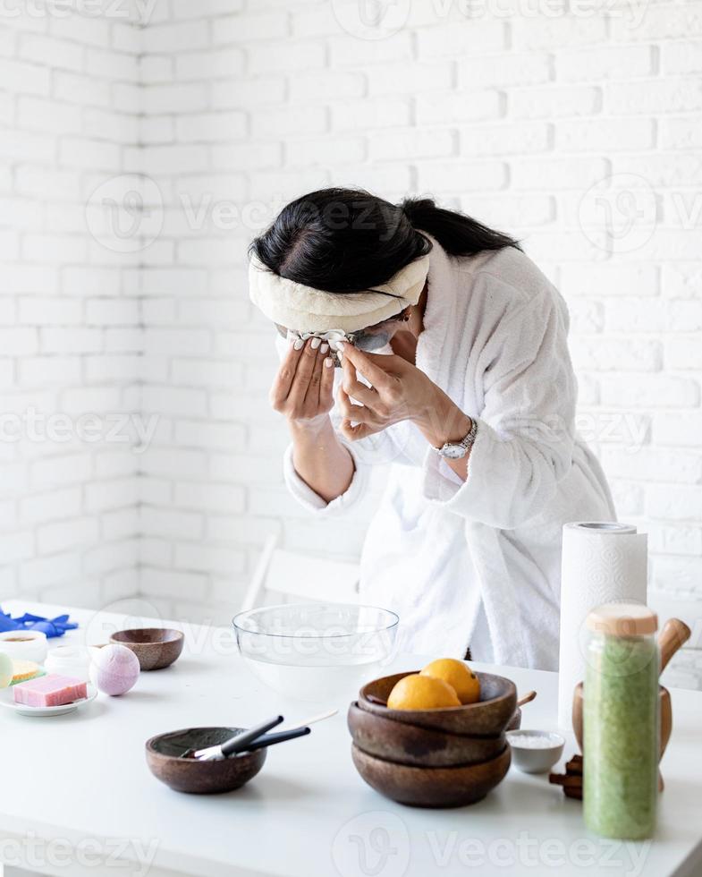 Mujer haciendo mascarilla facial haciendo procedimientos de spa foto