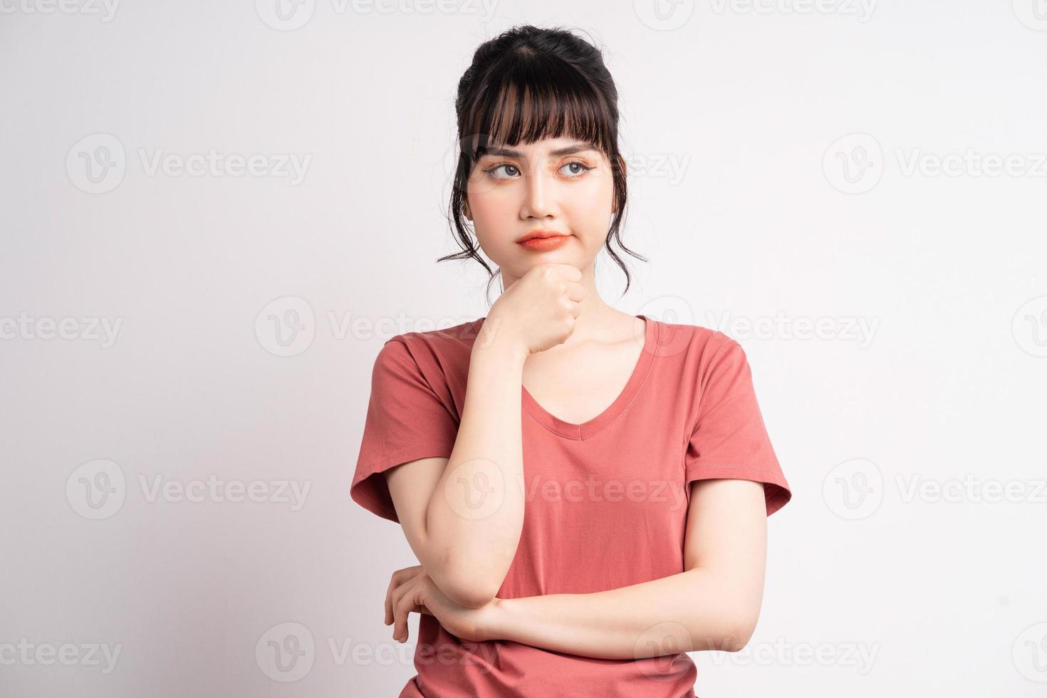 joven, mujer asiática, posar, blanco, plano de fondo foto