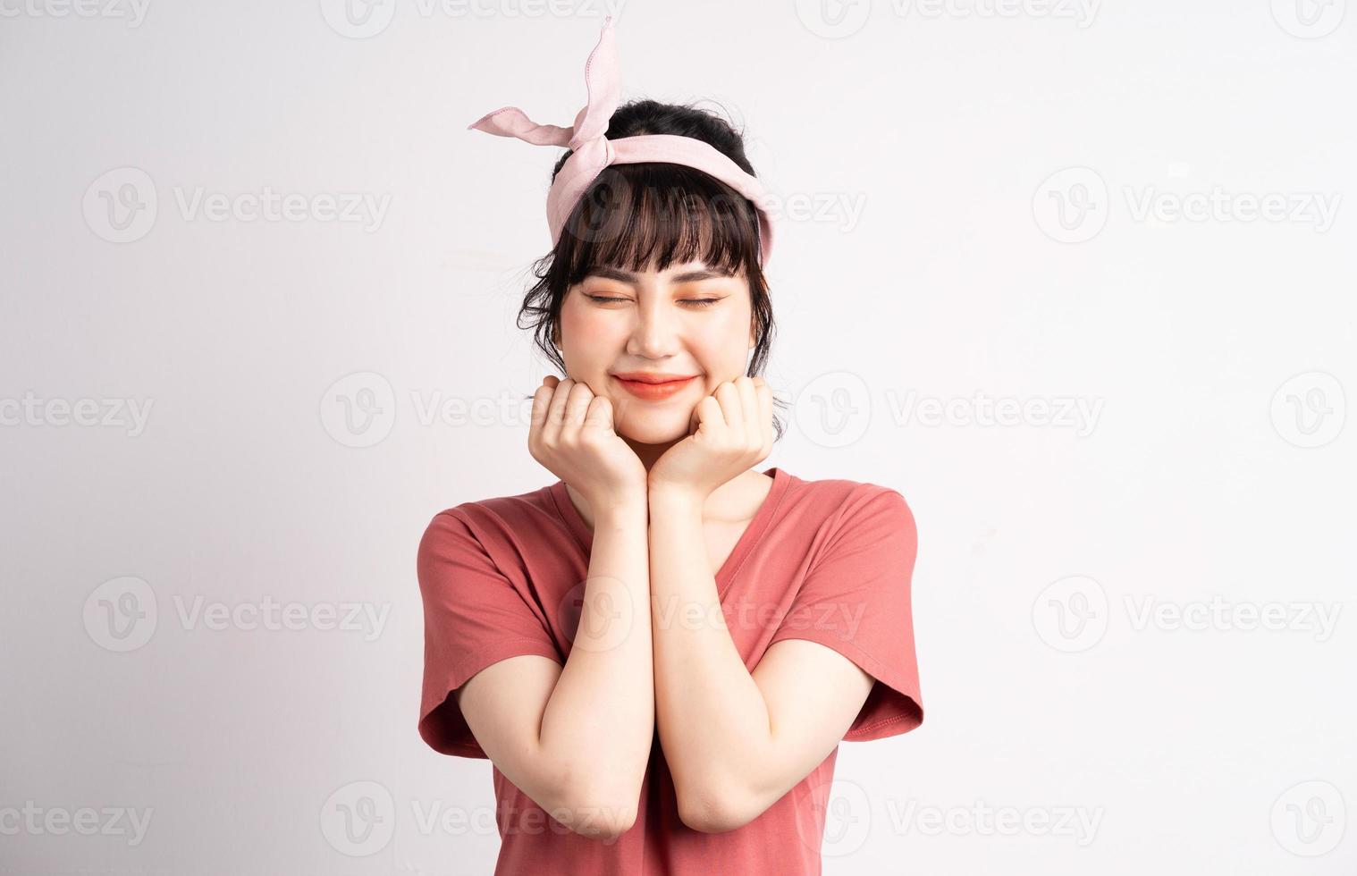 joven, mujer asiática, posar, blanco, plano de fondo foto