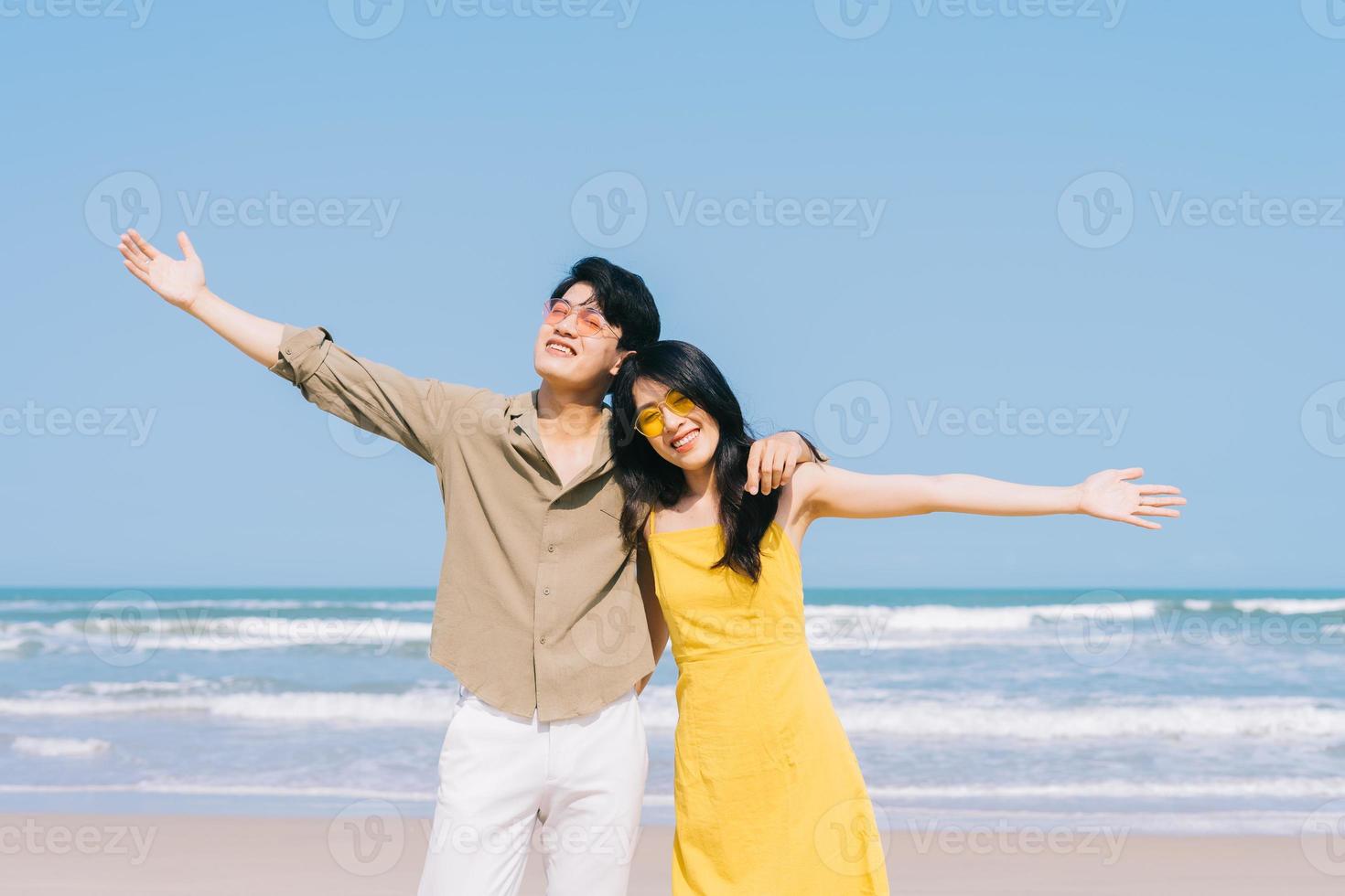 joven pareja asiática disfrutando de las vacaciones de verano en la playa foto