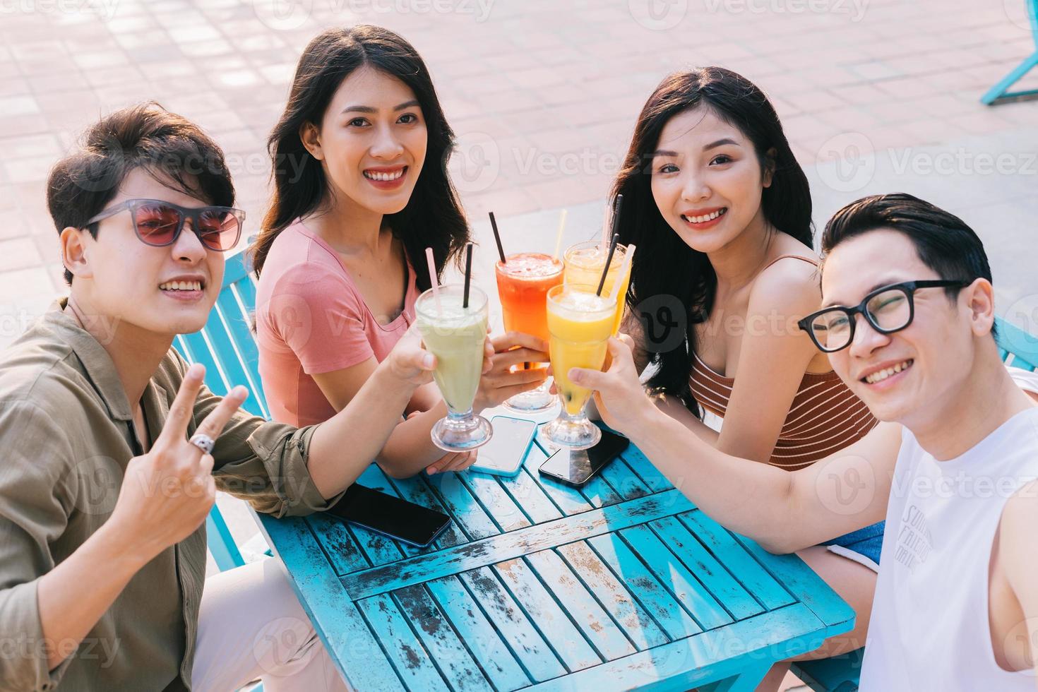 un grupo de jóvenes asiáticos disfrutan de un viaje al mar en unas vacaciones de verano foto