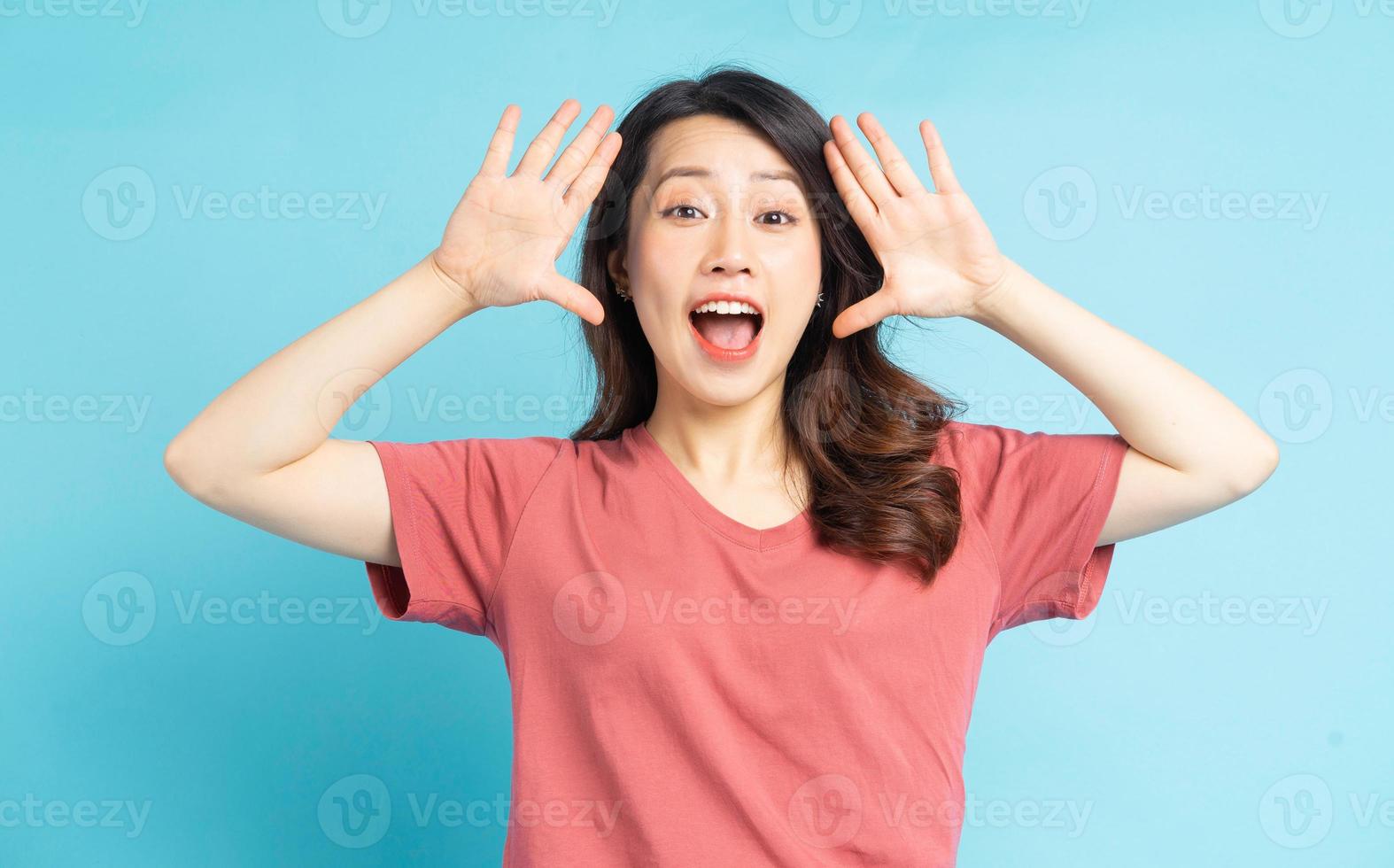 la hermosa mujer asiática gritó de alegría foto