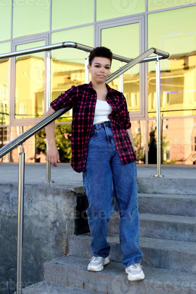 Hermosa mujer afroamericana con pelo corto en el verano en la calle foto