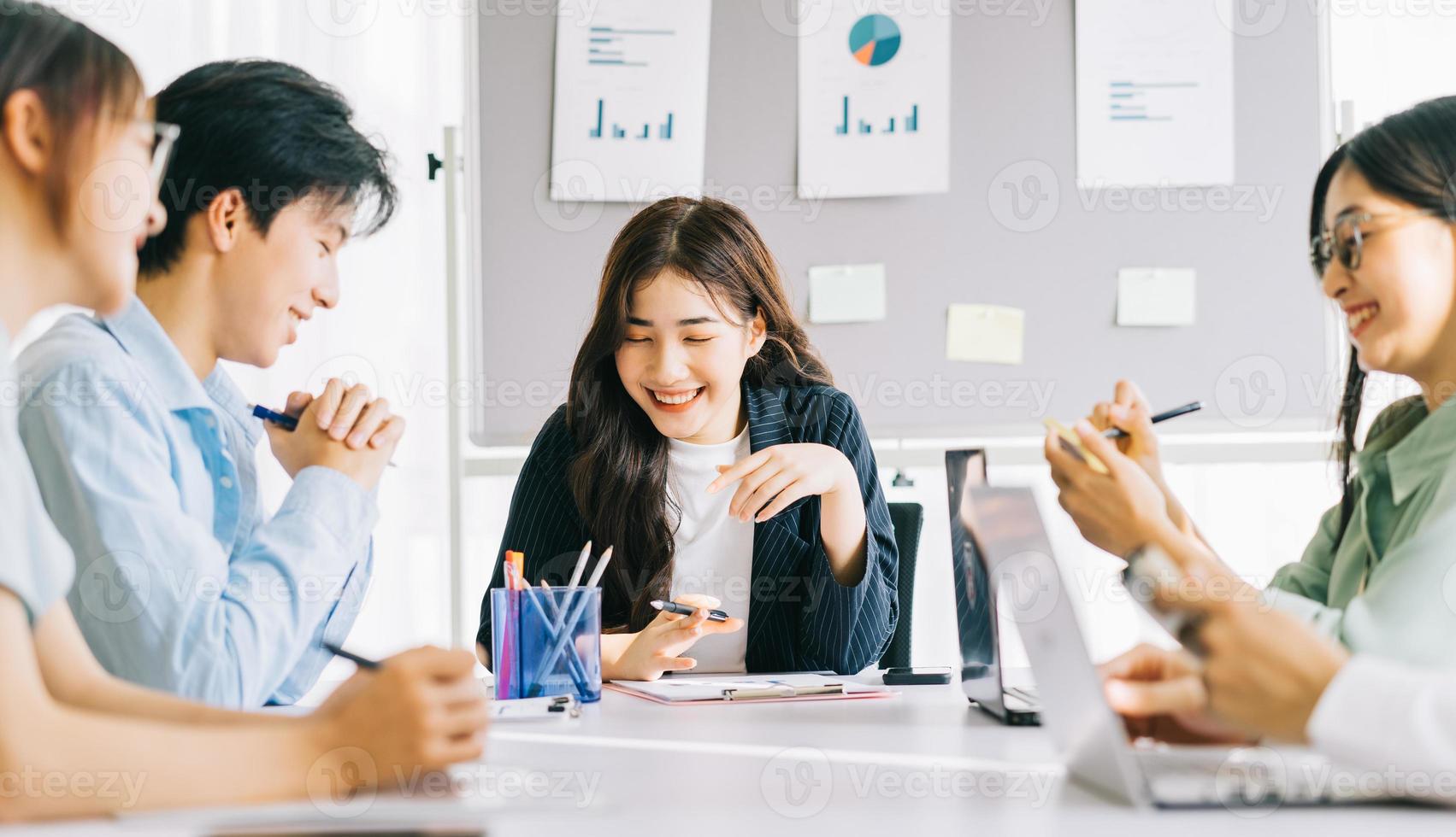 los miembros del equipo empresarial están discutiendo juntos los planes del próximo mes foto