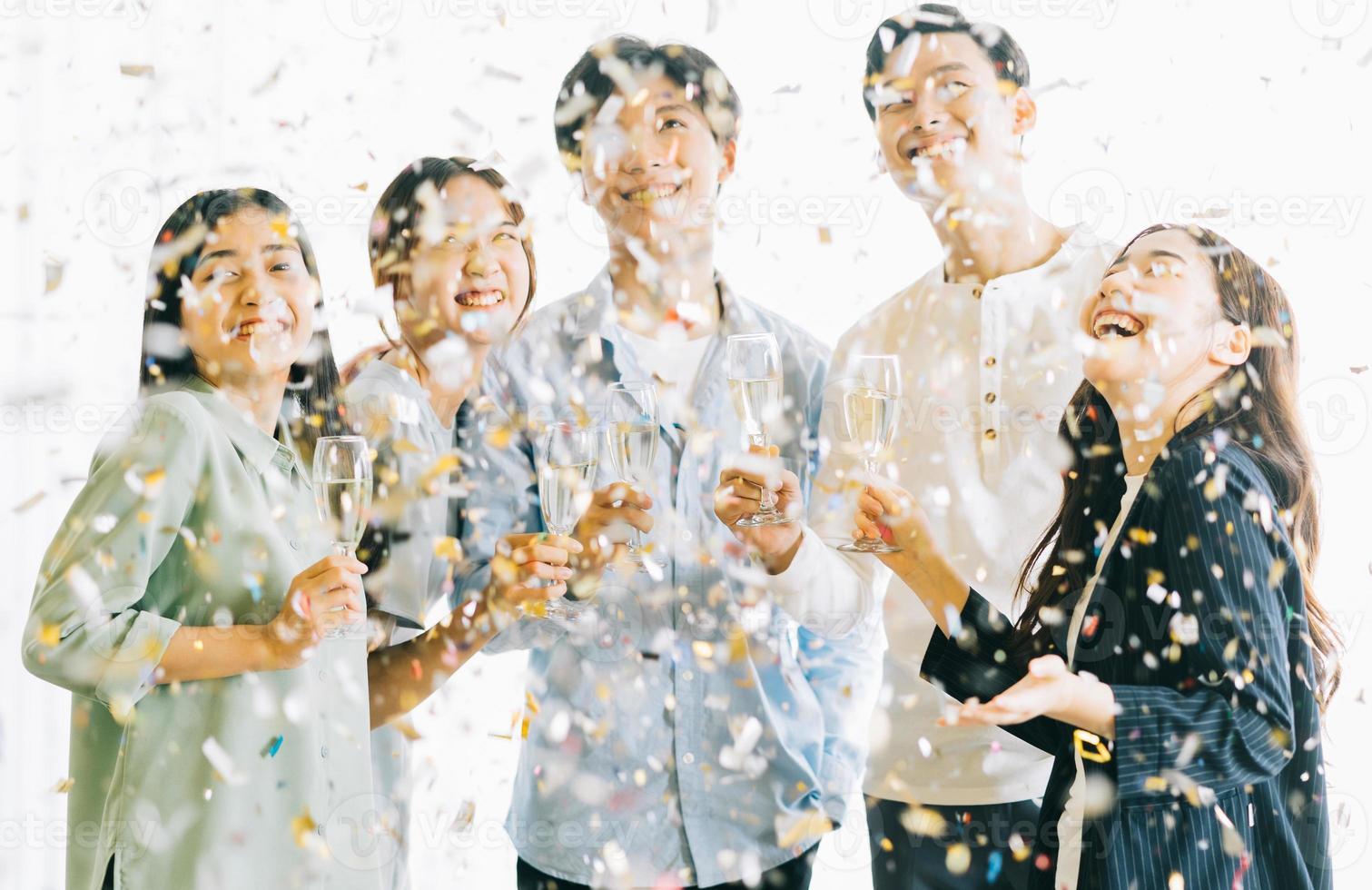 la gente de negocios asiática brinda con sus copas celebrando los resultados foto