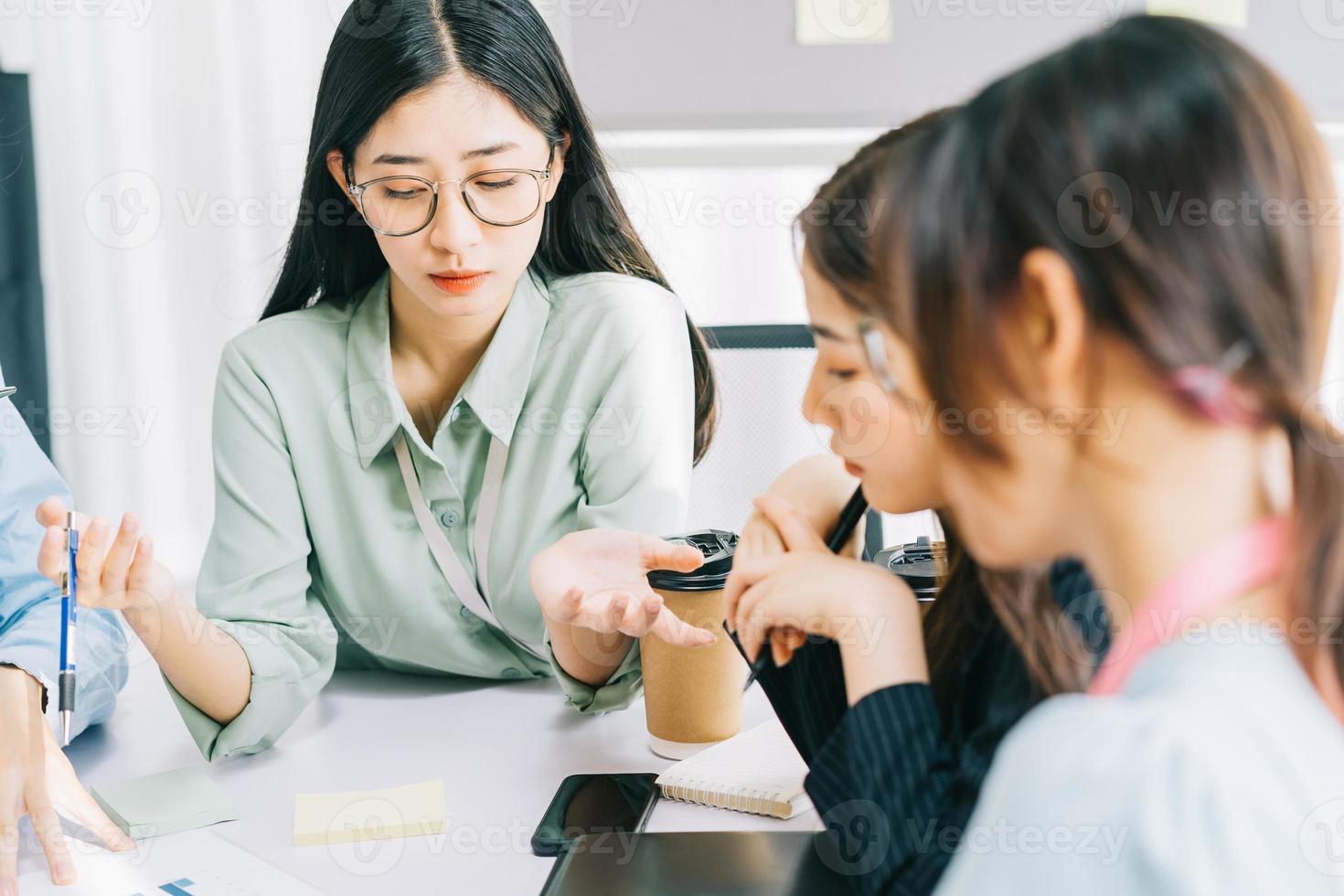 los miembros del equipo empresarial están discutiendo juntos los planes del próximo mes foto