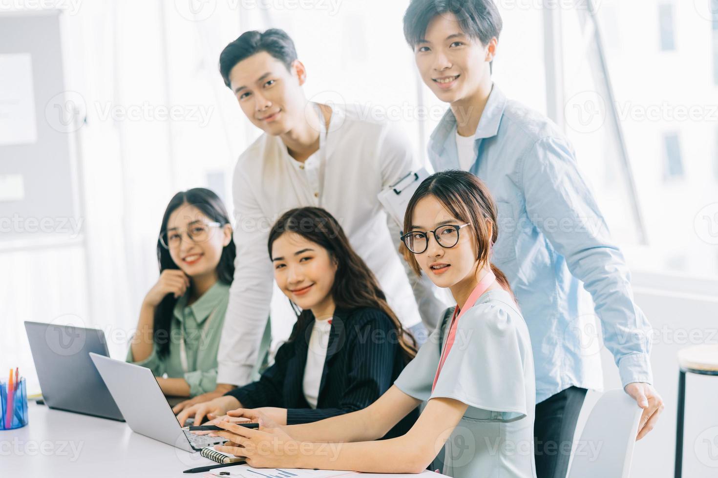 Retrato de grupo de personas de negocios asiáticos que trabajan en la oficina foto