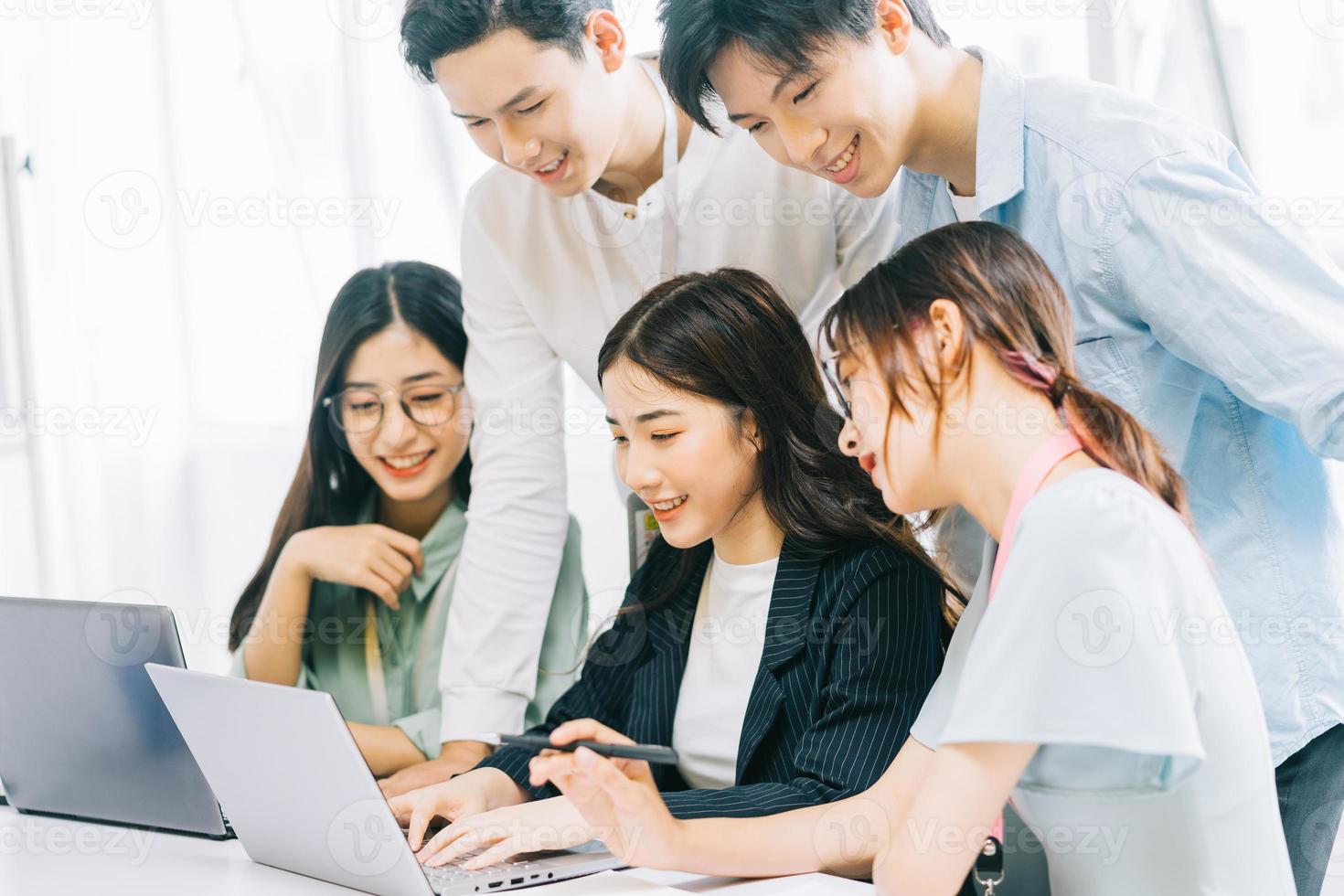 empresarios asiáticos están discutiendo los planes del próximo año foto