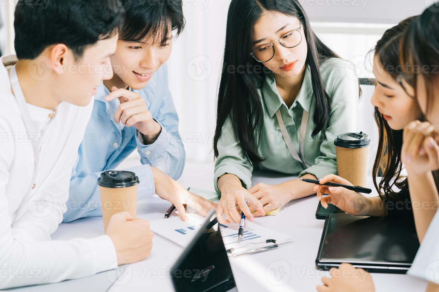 los miembros del equipo empresarial están discutiendo juntos los planes del próximo mes foto